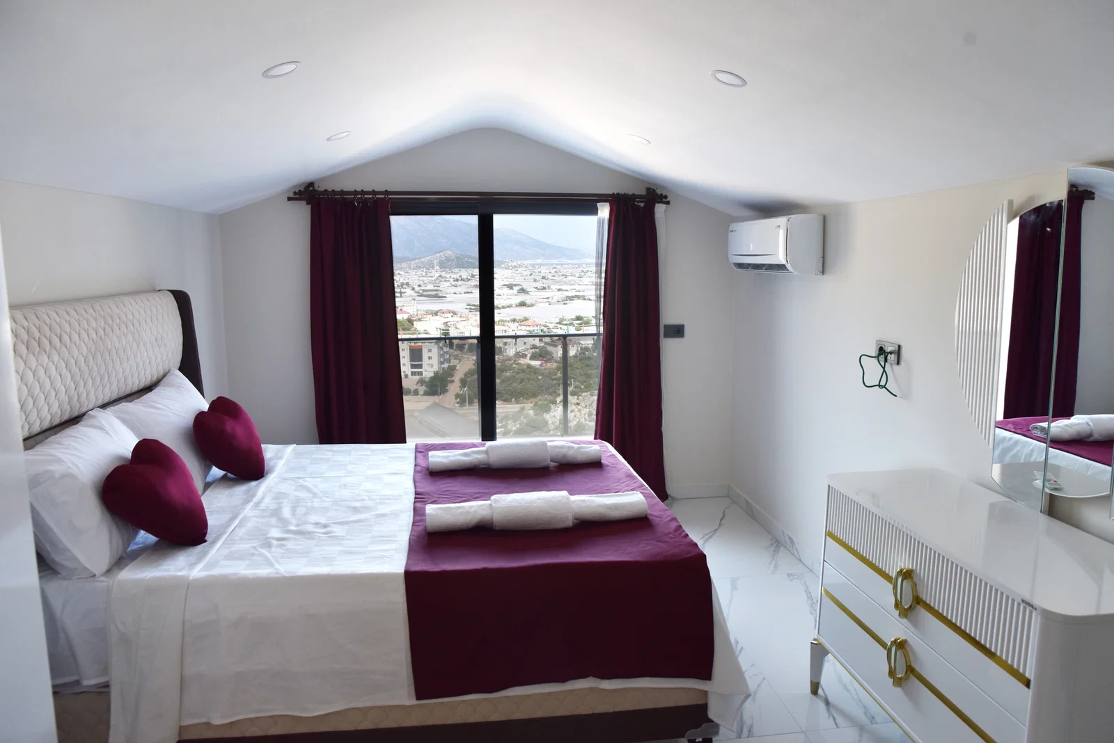 Demre’de Deniz Manzaralı, Korunaklı Havuzlu, Jakuzili, Kiralık Villa