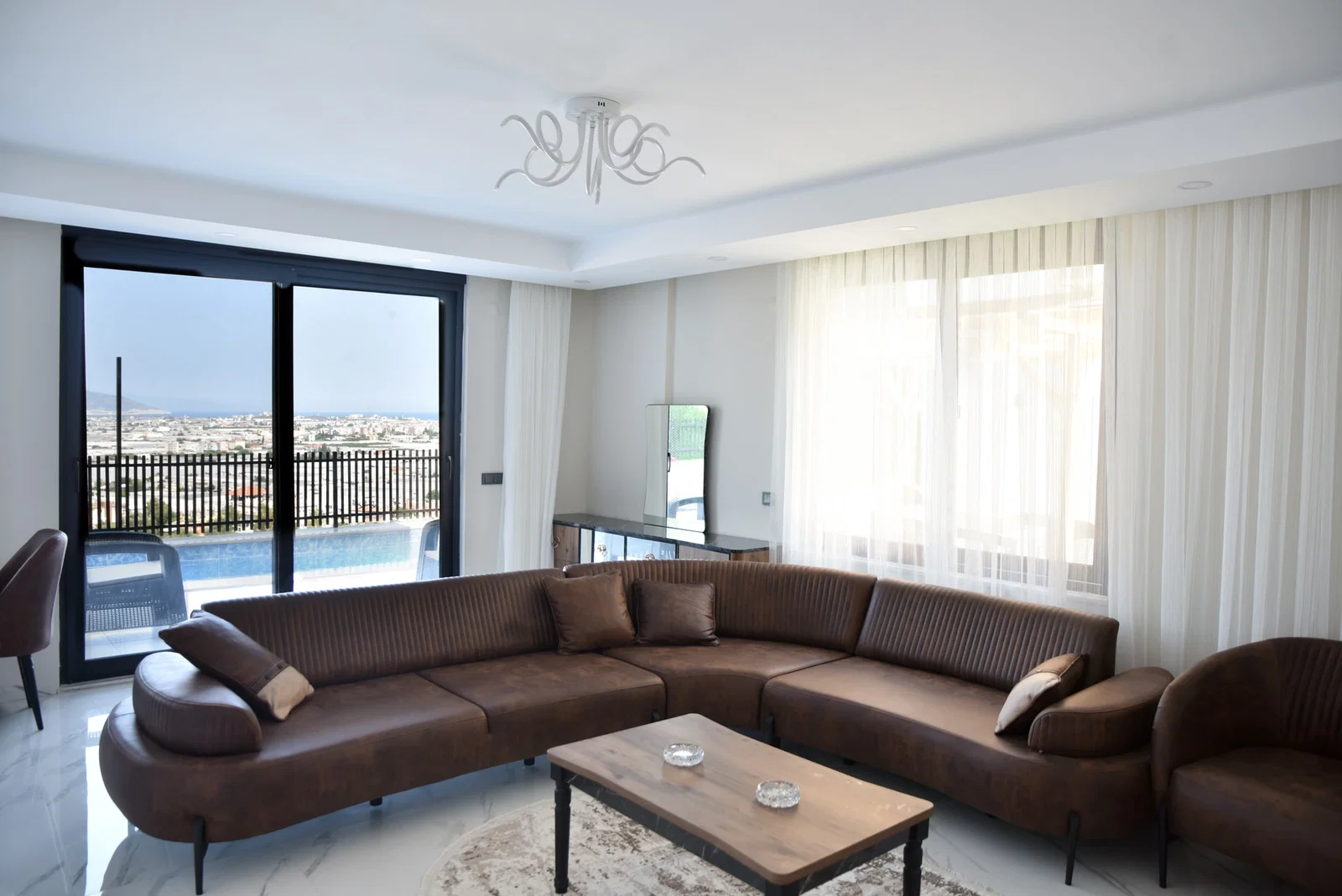 Demre’de Deniz Manzaralı, Korunaklı Havuzlu, Jakuzili, Kiralık Villa
