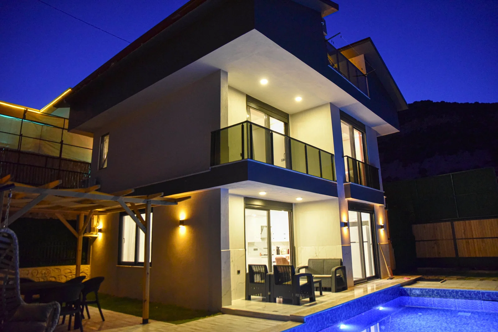 Demre’de Deniz Manzaralı, Korunaklı Havuzlu, Jakuzili, Kiralık Villa