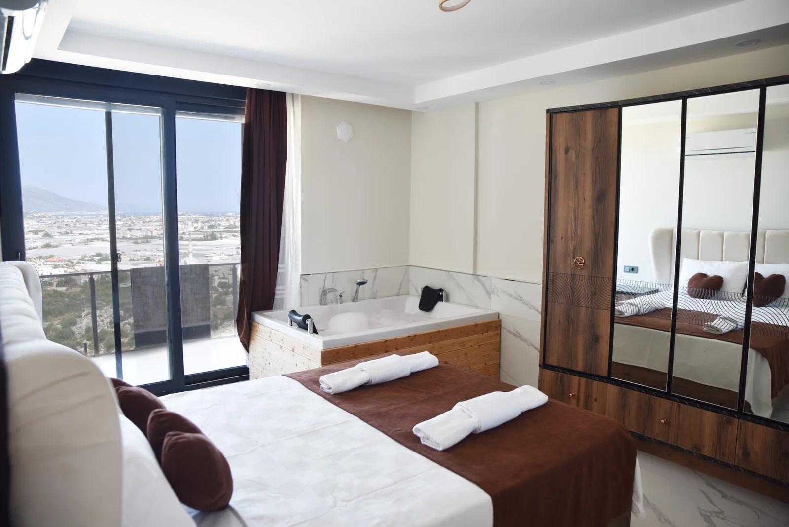 Demre’de Deniz Manzaralı, Korunaklı Havuzlu, Jakuzili, Kiralık Villa