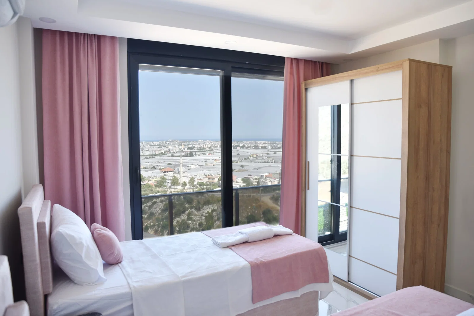 Demre’de Deniz Manzaralı, Korunaklı Havuzlu, Jakuzili, Kiralık Villa