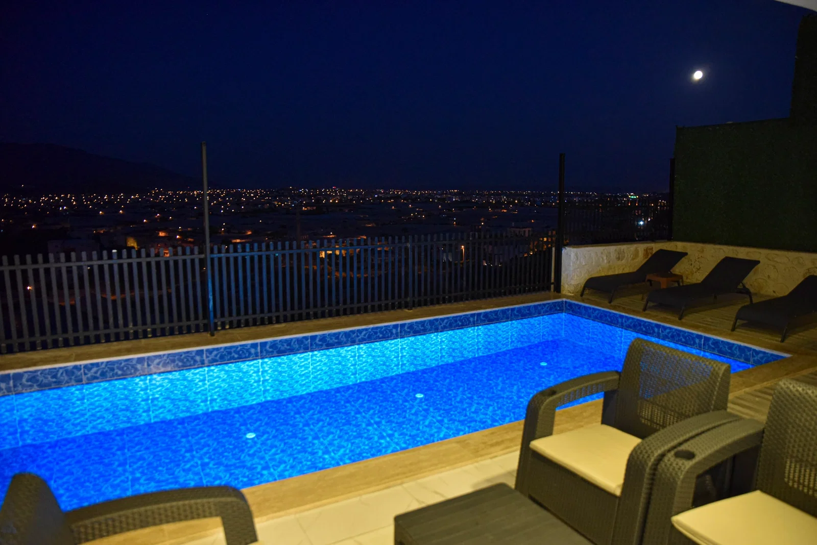 Demre’de Deniz Manzaralı, Korunaklı Havuzlu, Jakuzili, Kiralık Villa