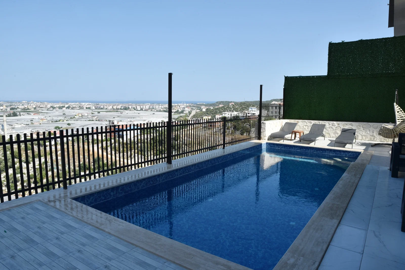 Demre’de Deniz Manzaralı, Korunaklı Havuzlu, Jakuzili, Kiralık Villa