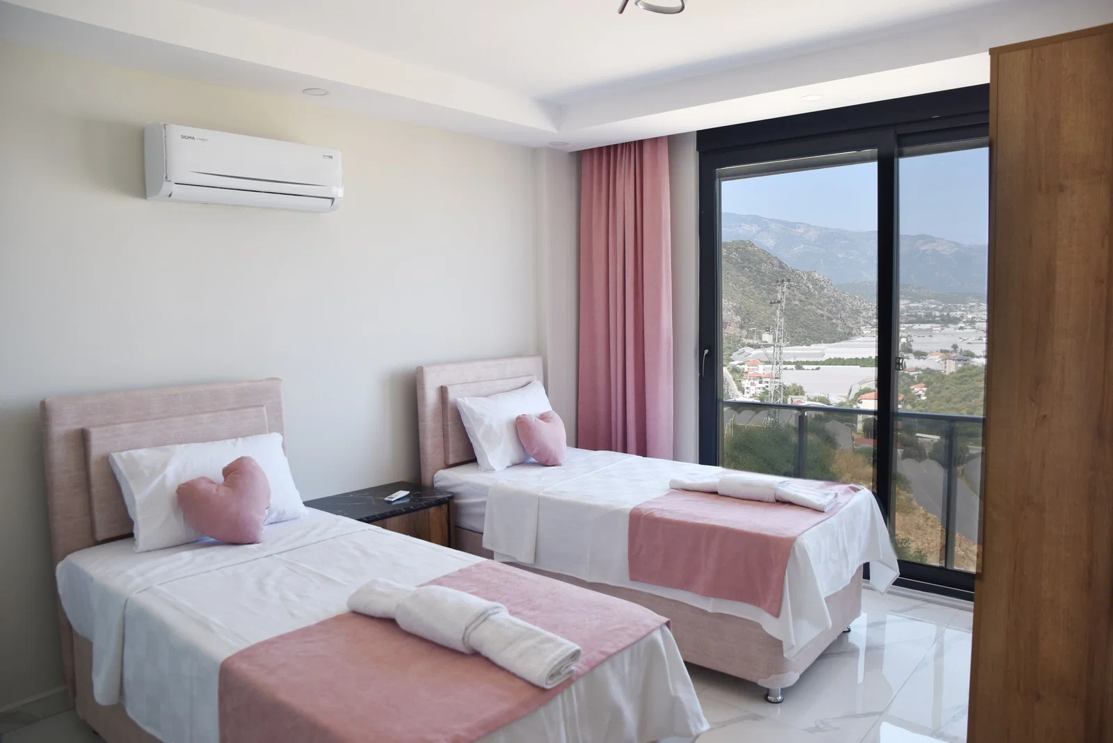 Demre’de Deniz Manzaralı, Korunaklı Havuzlu, Jakuzili, Kiralık Villa