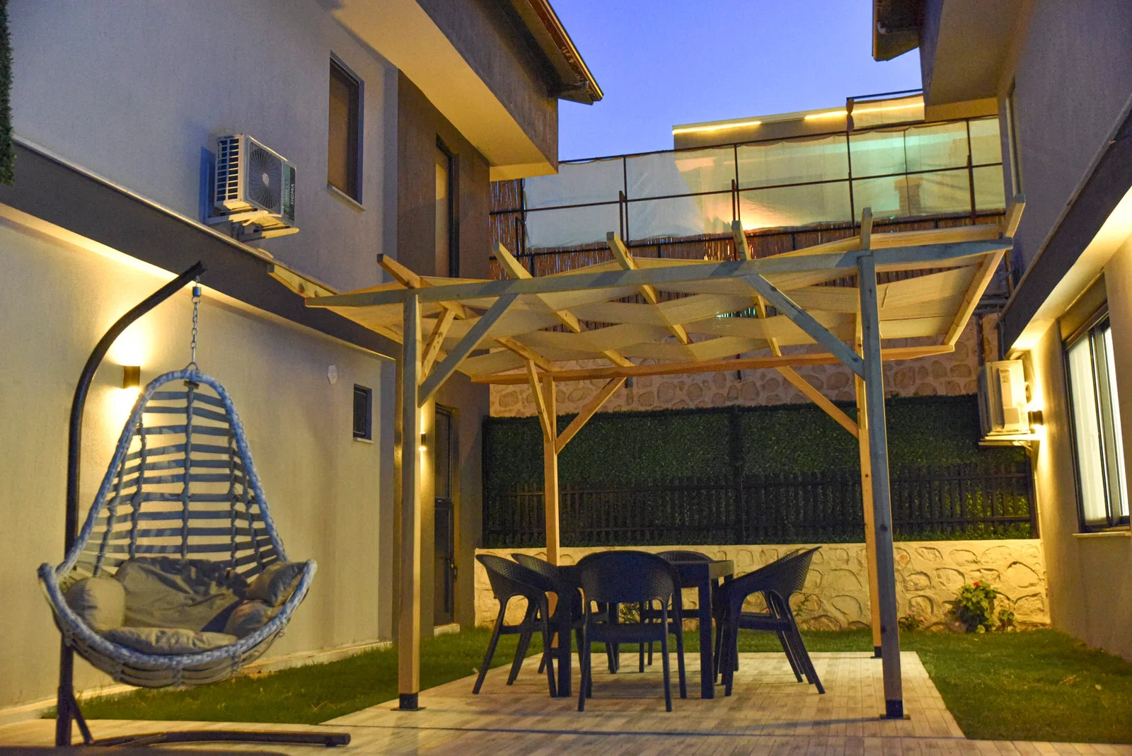 Demre’de Deniz Manzaralı, Korunaklı Havuzlu, Jakuzili, Kiralık Villa