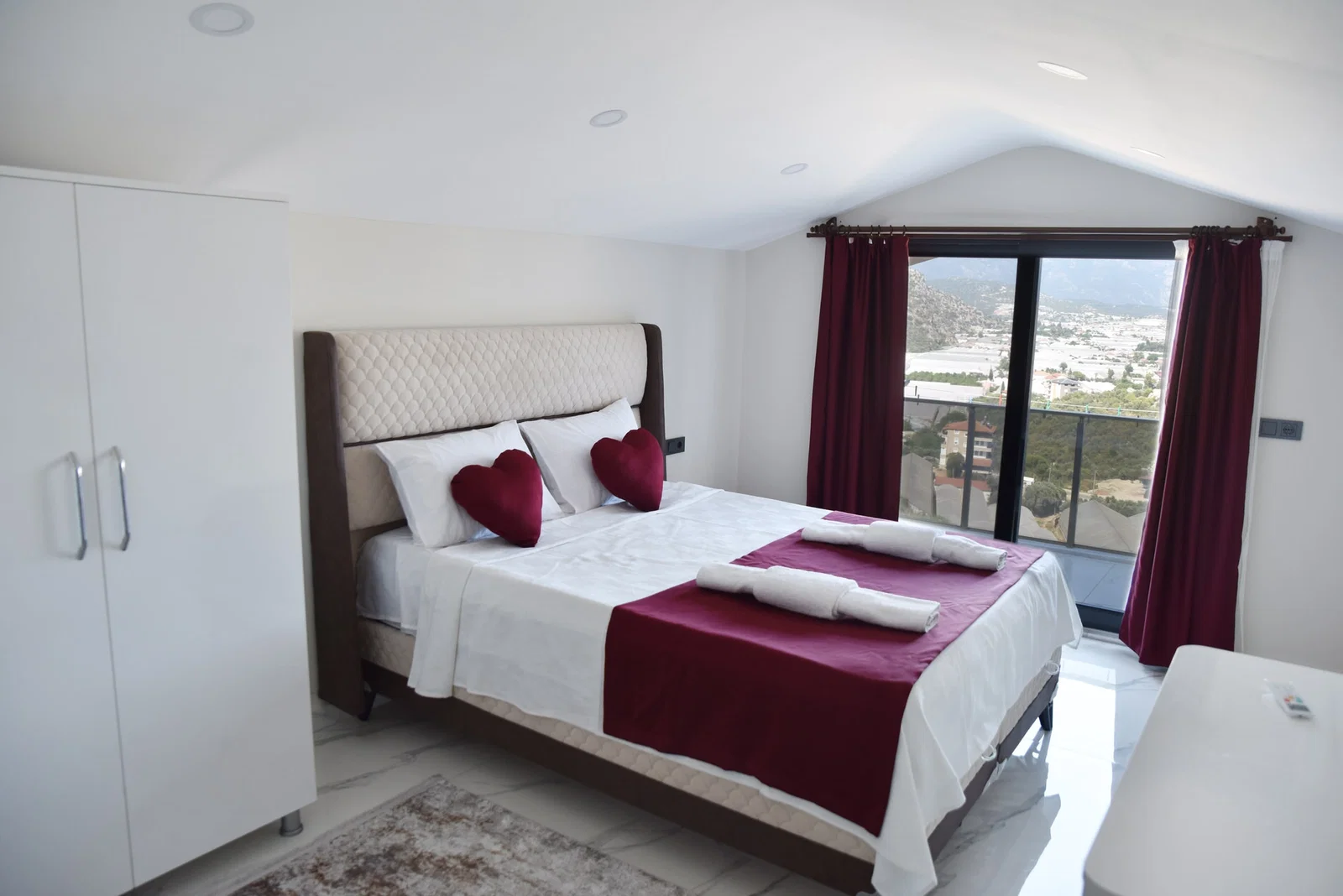 Demre’de Deniz Manzaralı, Korunaklı Havuzlu, Jakuzili, Kiralık Villa