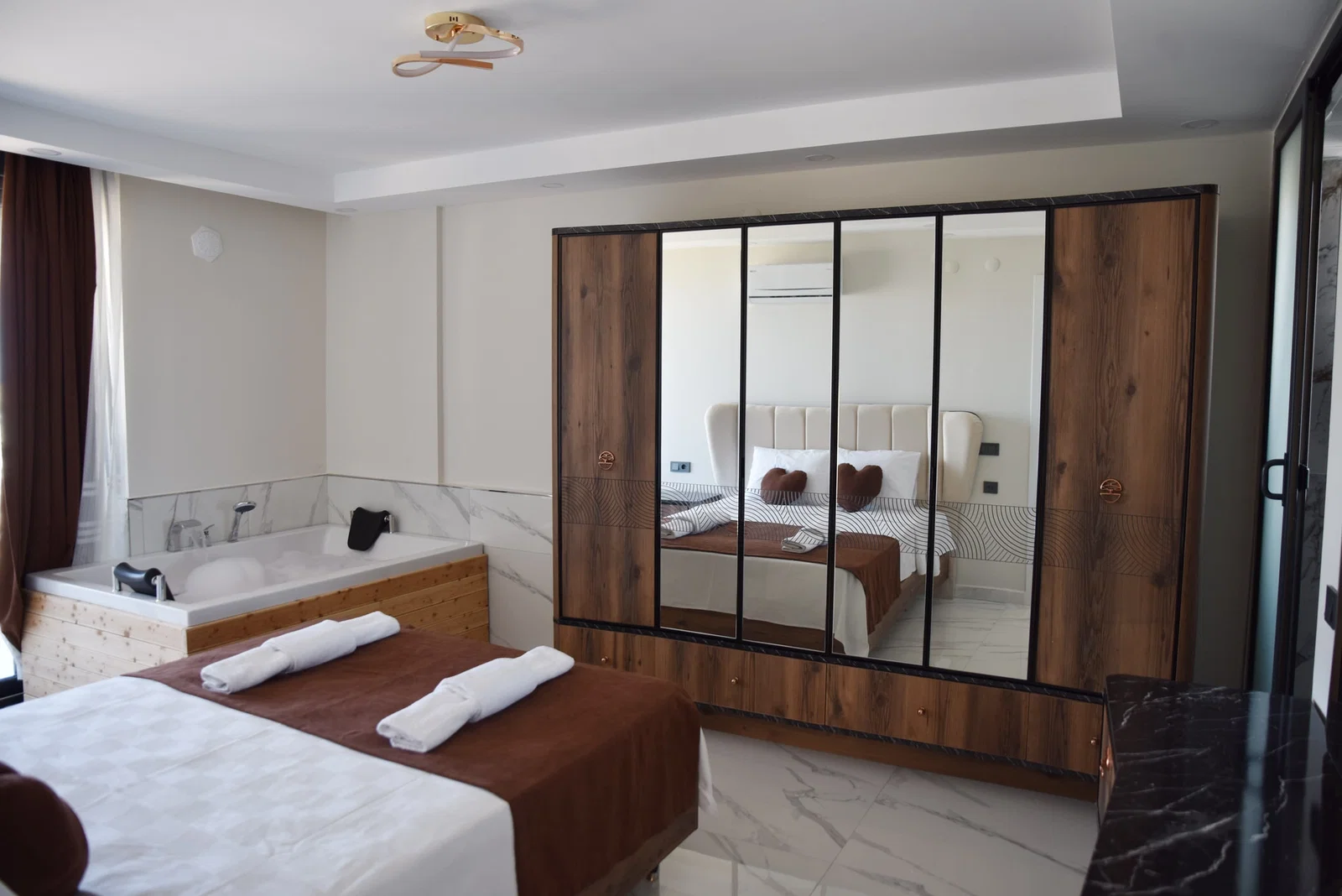 Demre’de Deniz Manzaralı, Korunaklı Havuzlu, Jakuzili, Kiralık Villa