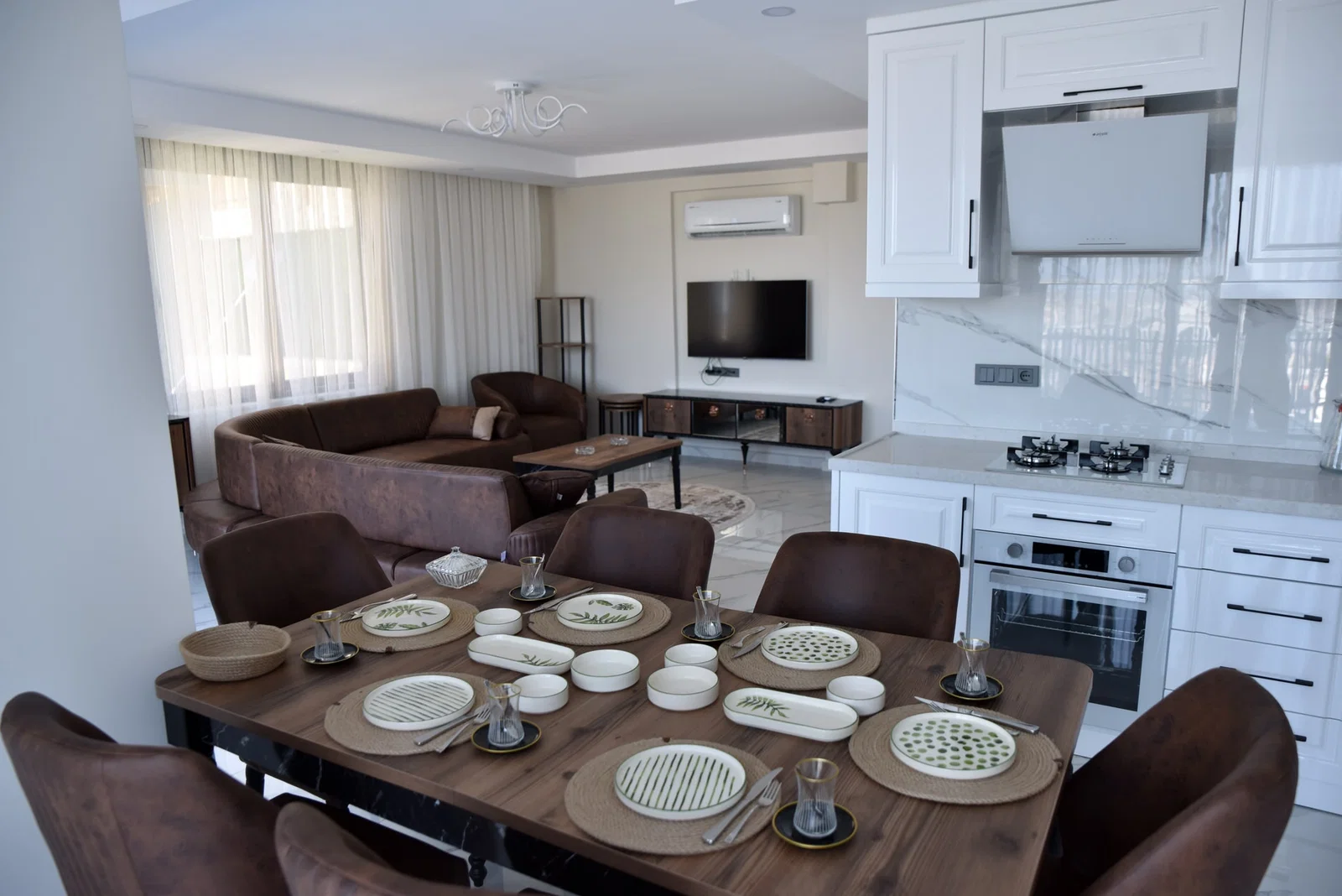 Demre’de Deniz Manzaralı, Korunaklı Havuzlu, Jakuzili, Kiralık Villa