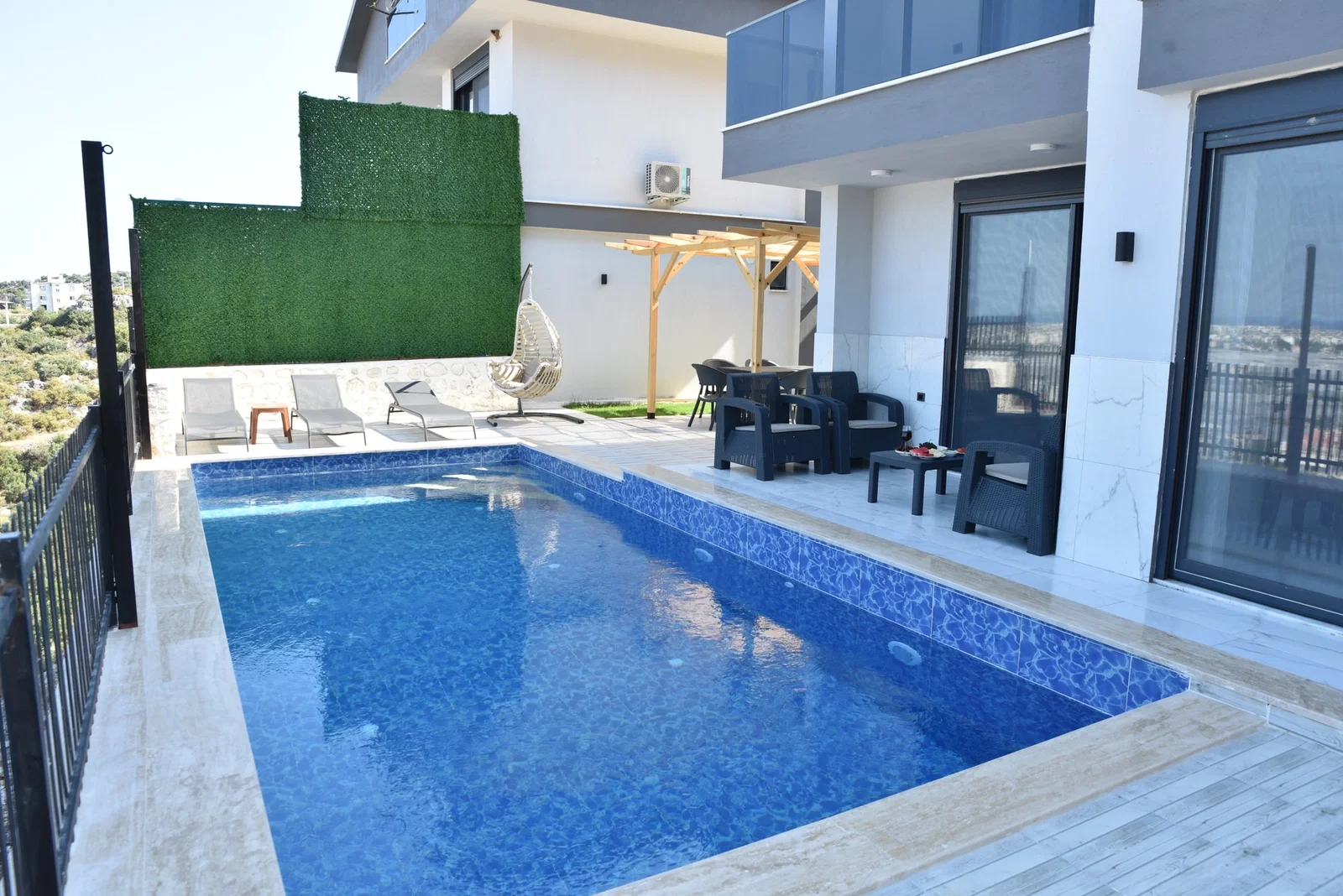 Demre’de Deniz Manzaralı, Korunaklı Havuzlu, Jakuzili, Kiralık Villa