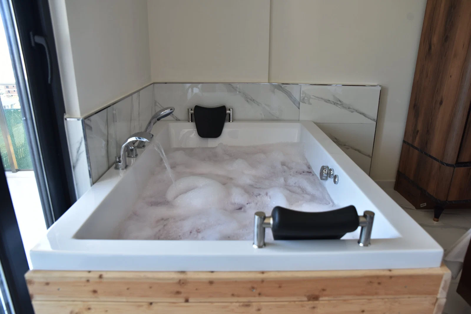 Demre’de Deniz Manzaralı, Korunaklı Havuzlu, Jakuzili, Kiralık Villa