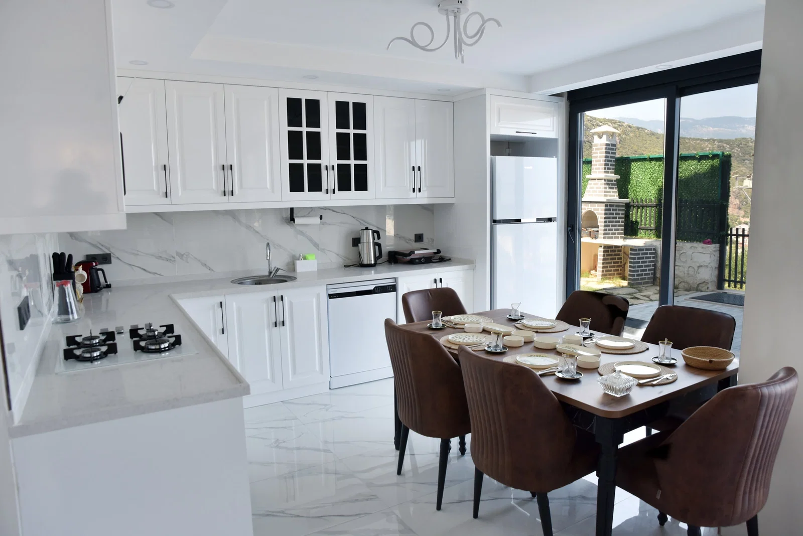 Demre’de Deniz Manzaralı, Korunaklı Havuzlu, Jakuzili, Kiralık Villa
