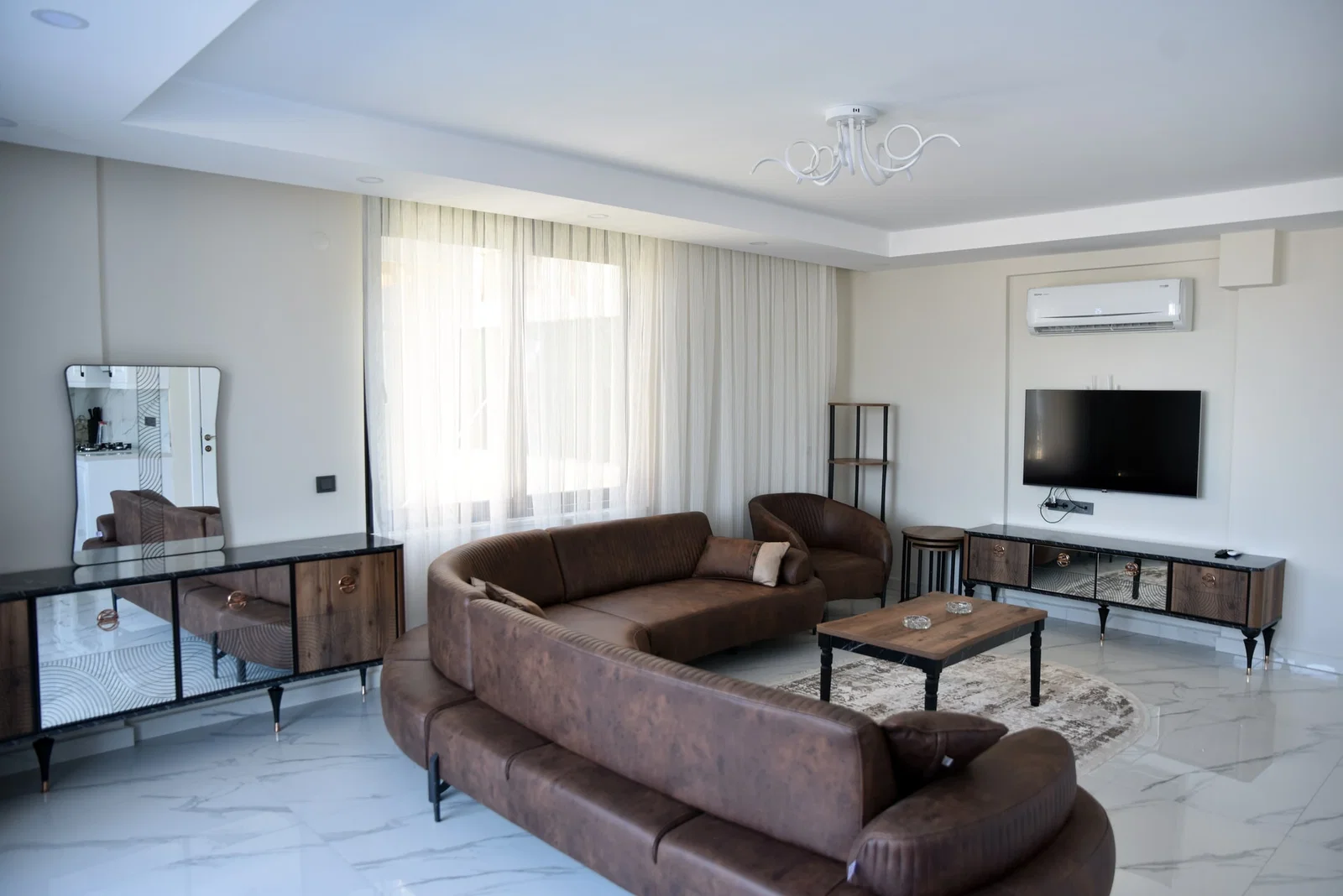 Demre’de Deniz Manzaralı, Korunaklı Havuzlu, Jakuzili, Kiralık Villa