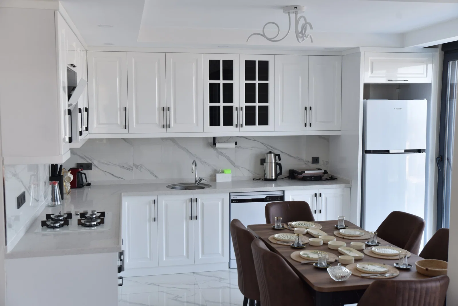 Demre’de Deniz Manzaralı, Korunaklı Havuzlu, Jakuzili, Kiralık Villa