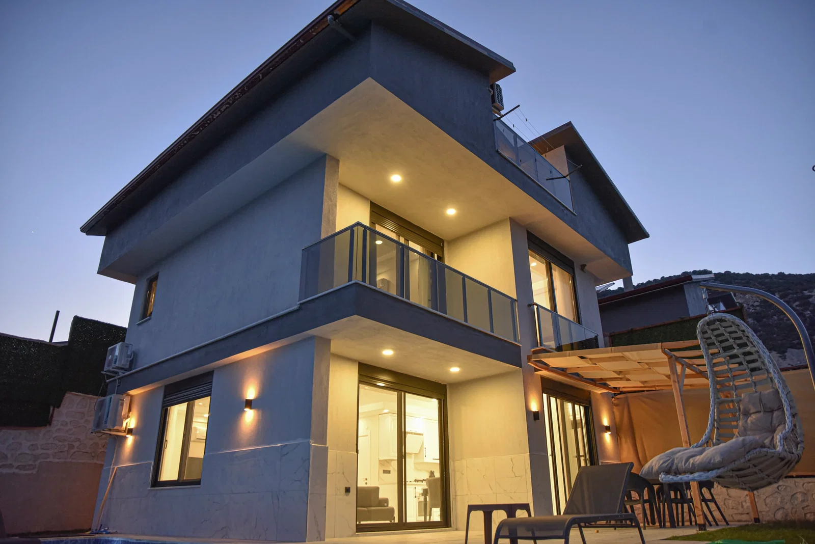 Demre’de Deniz Manzaralı, Korunaklı Havuzlu, 6 Kişilik, Kiralık Villa