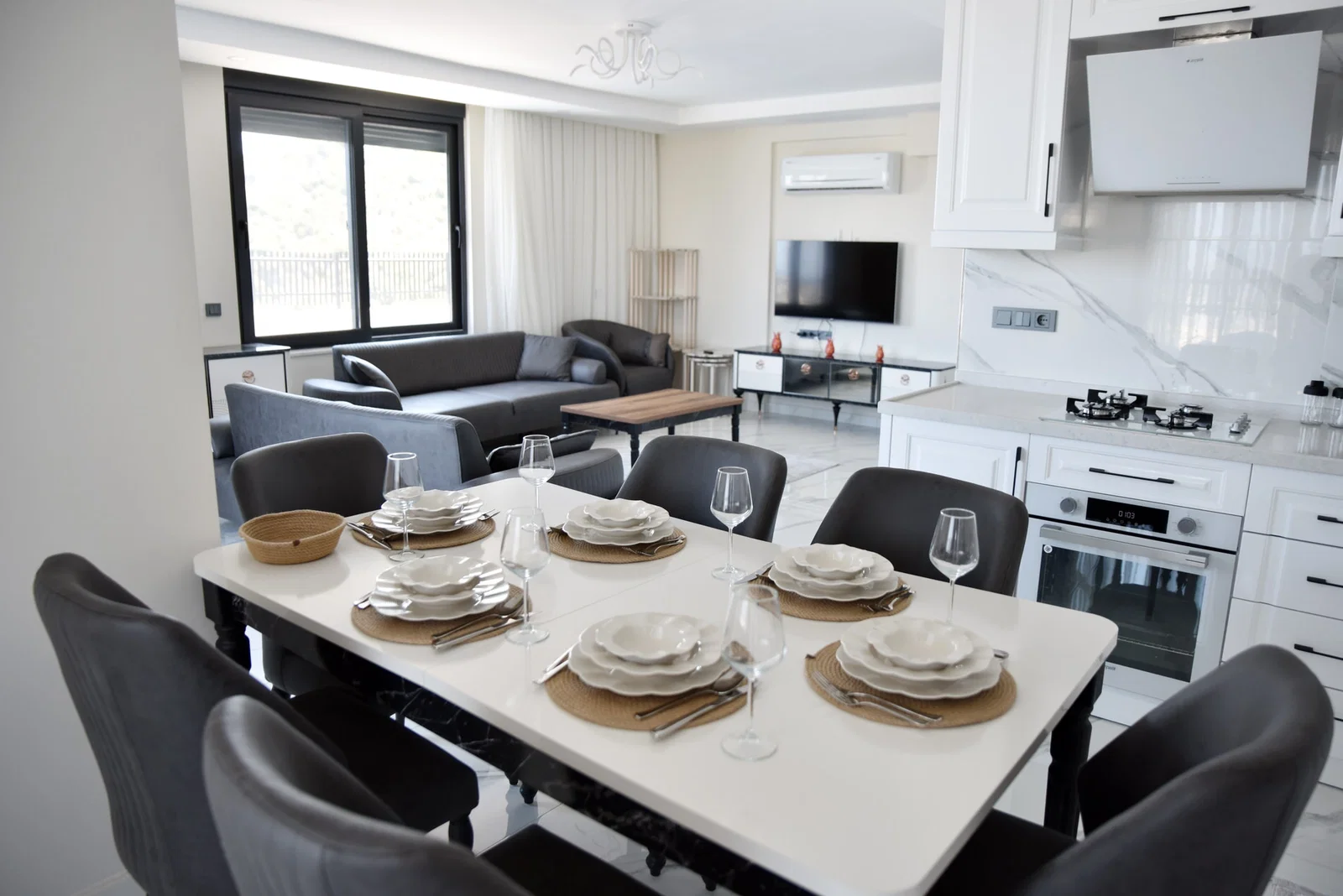 Demre’de Deniz Manzaralı, Korunaklı Havuzlu, 6 Kişilik, Kiralık Villa