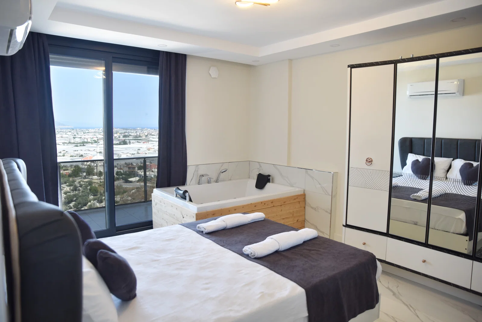 Demre’de Deniz Manzaralı, Korunaklı Havuzlu, 6 Kişilik, Kiralık Villa