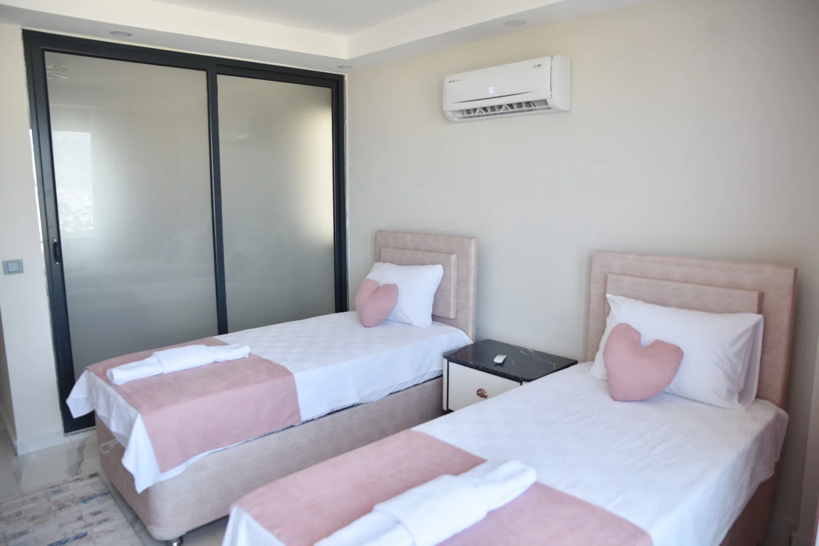 Demre’de Deniz Manzaralı, Korunaklı Havuzlu, 6 Kişilik, Kiralık Villa
