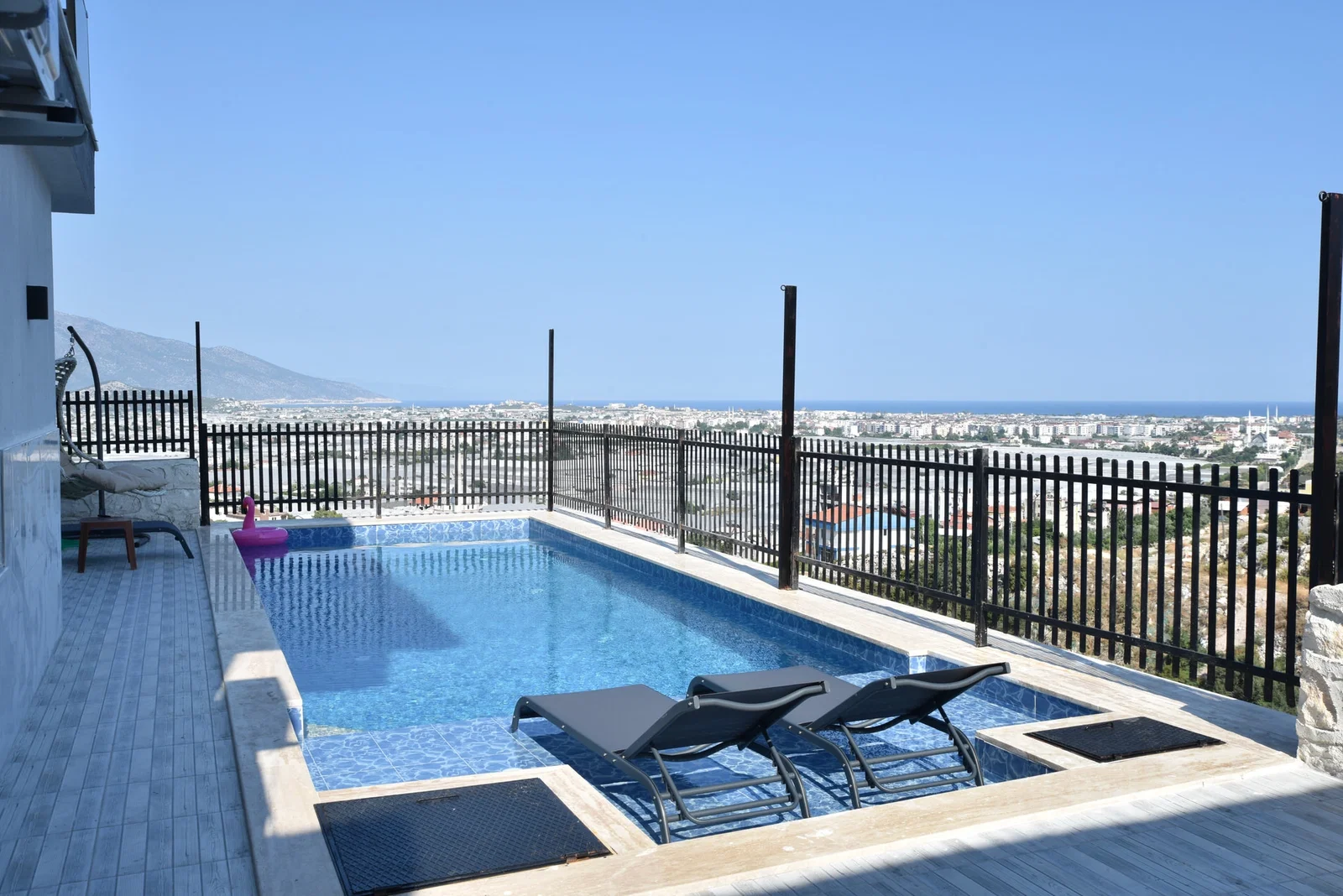 Demre’de Deniz Manzaralı, Korunaklı Havuzlu, 6 Kişilik, Kiralık Villa