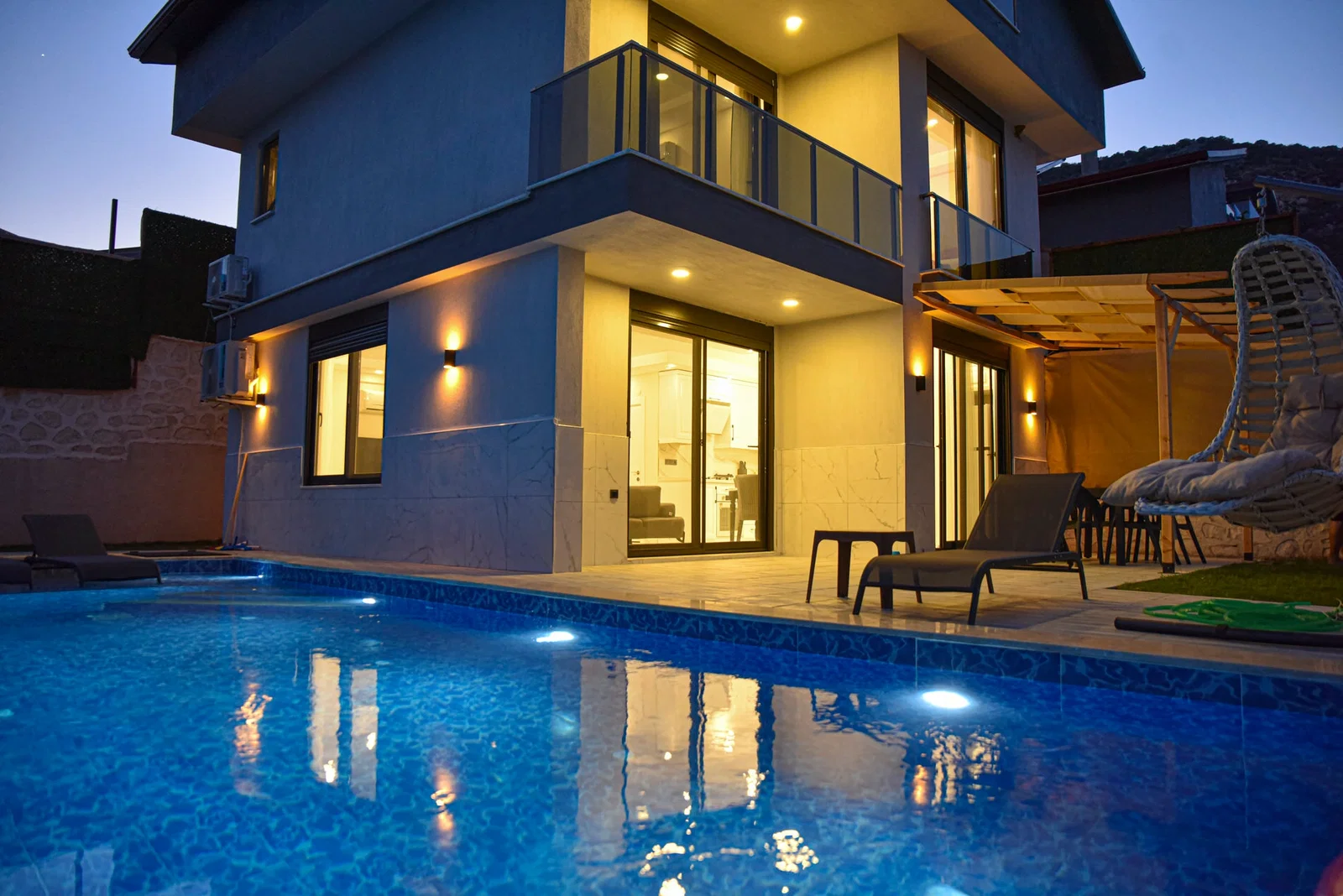 Demre’de Deniz Manzaralı, Korunaklı Havuzlu, 6 Kişilik, Kiralık Villa