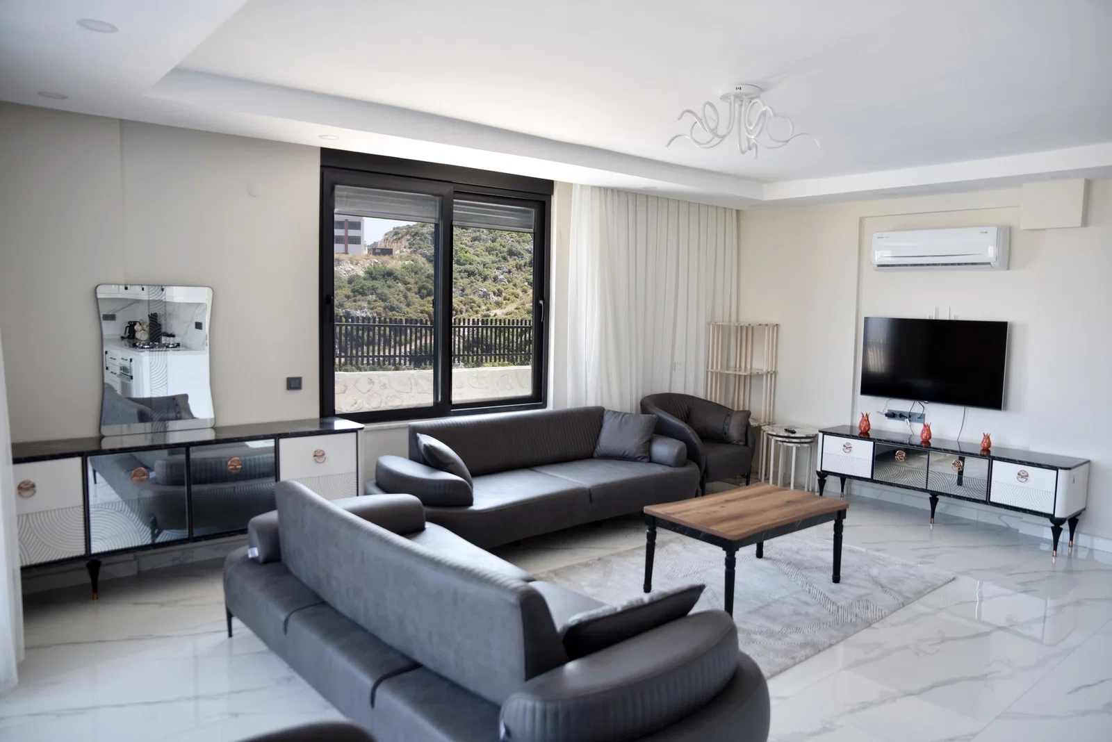 Demre’de Deniz Manzaralı, Korunaklı Havuzlu, 6 Kişilik, Kiralık Villa