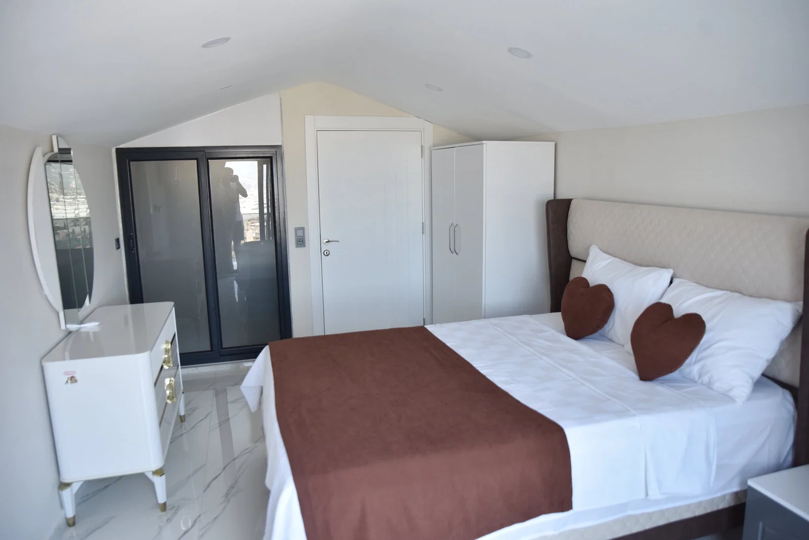 Demre’de Deniz Manzaralı, Korunaklı Havuzlu, 6 Kişilik, Kiralık Villa