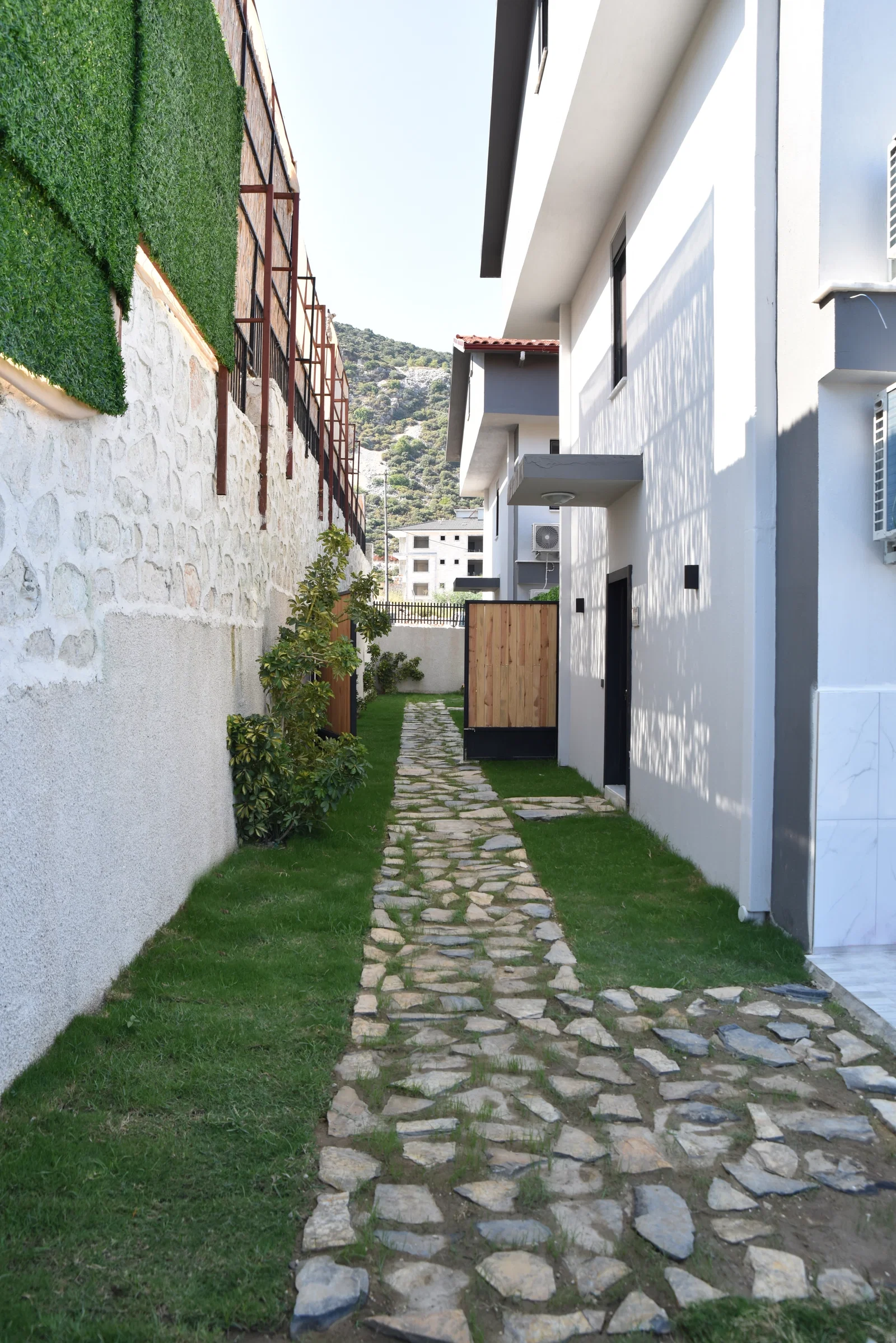 Demre’de Deniz Manzaralı, Korunaklı Havuzlu, 6 Kişilik, Kiralık Villa