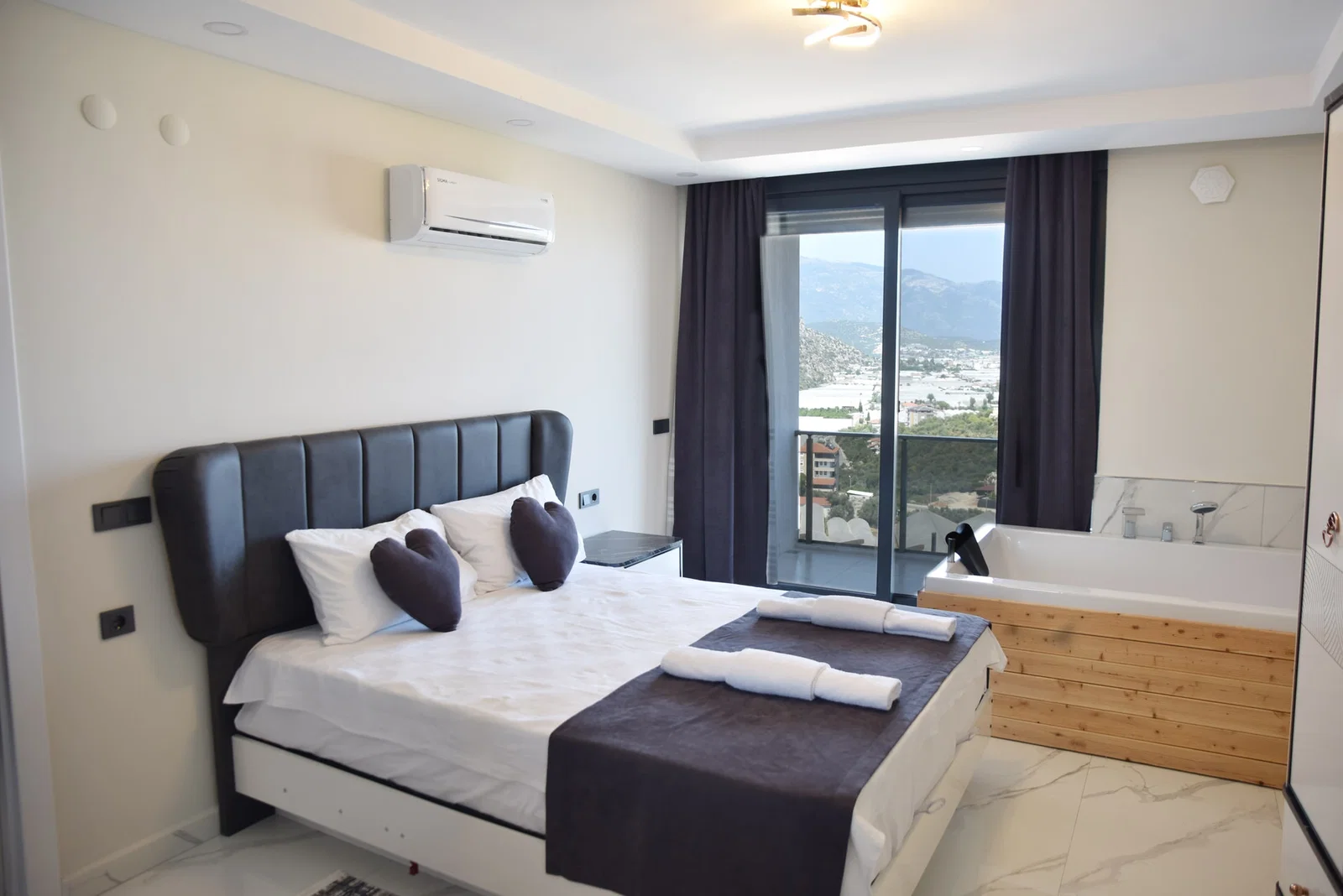 Demre’de Deniz Manzaralı, Korunaklı Havuzlu, 6 Kişilik, Kiralık Villa