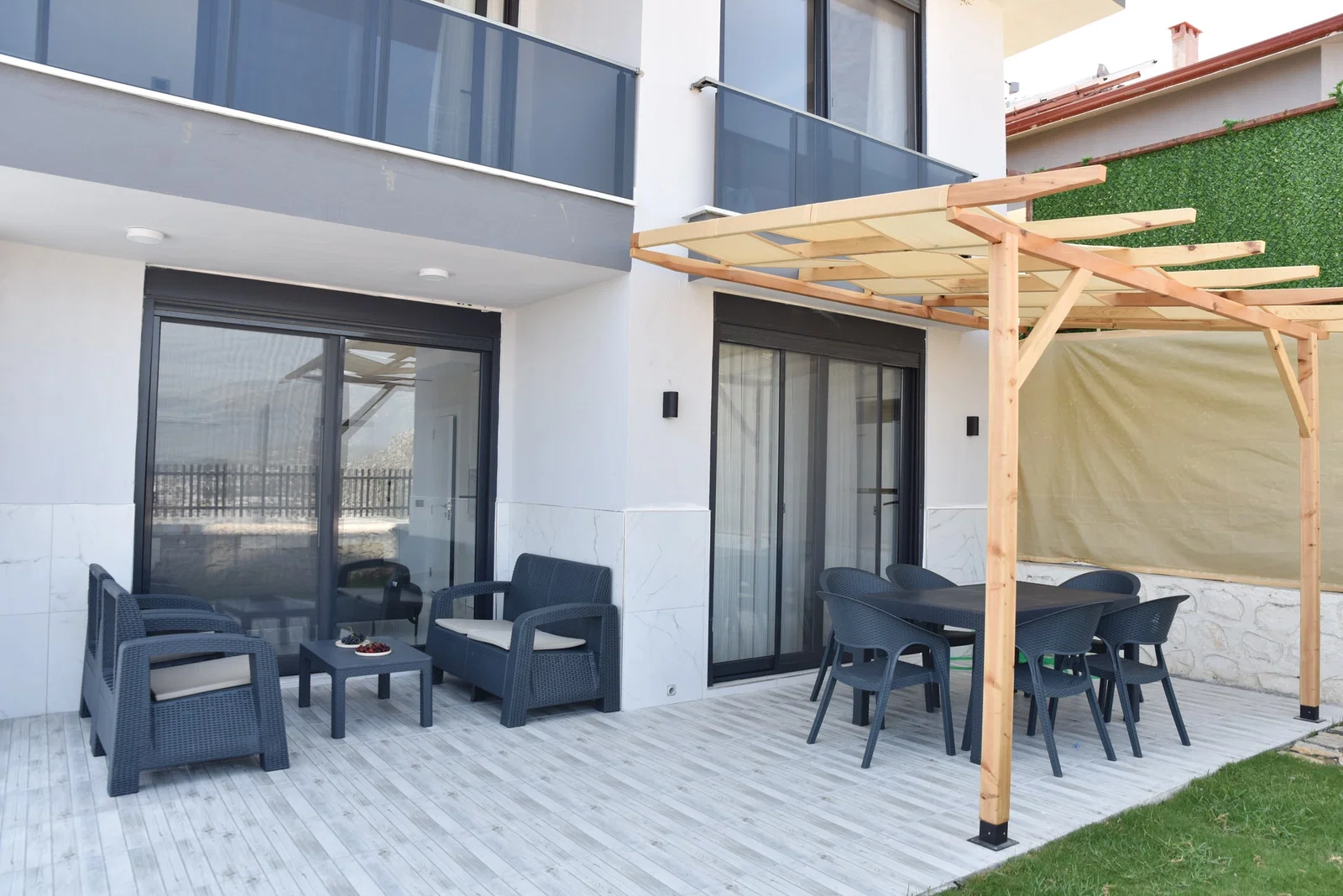 Demre’de Deniz Manzaralı, Korunaklı Havuzlu, 6 Kişilik, Kiralık Villa