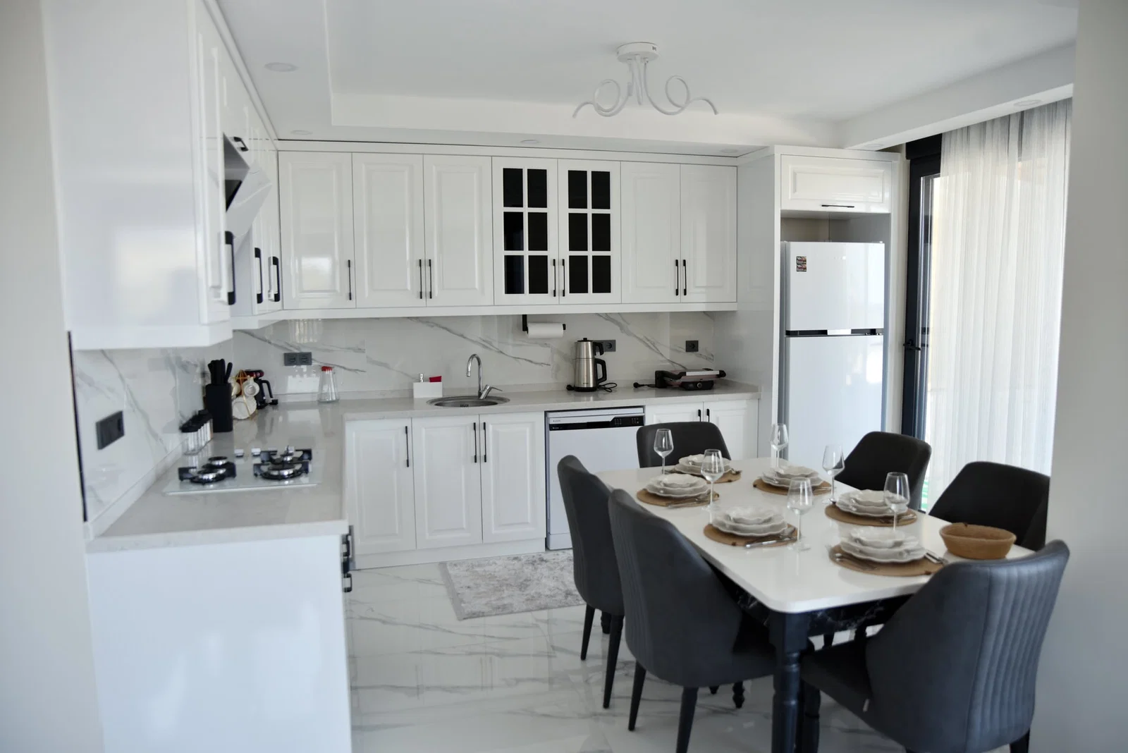 Demre’de Deniz Manzaralı, Korunaklı Havuzlu, 6 Kişilik, Kiralık Villa