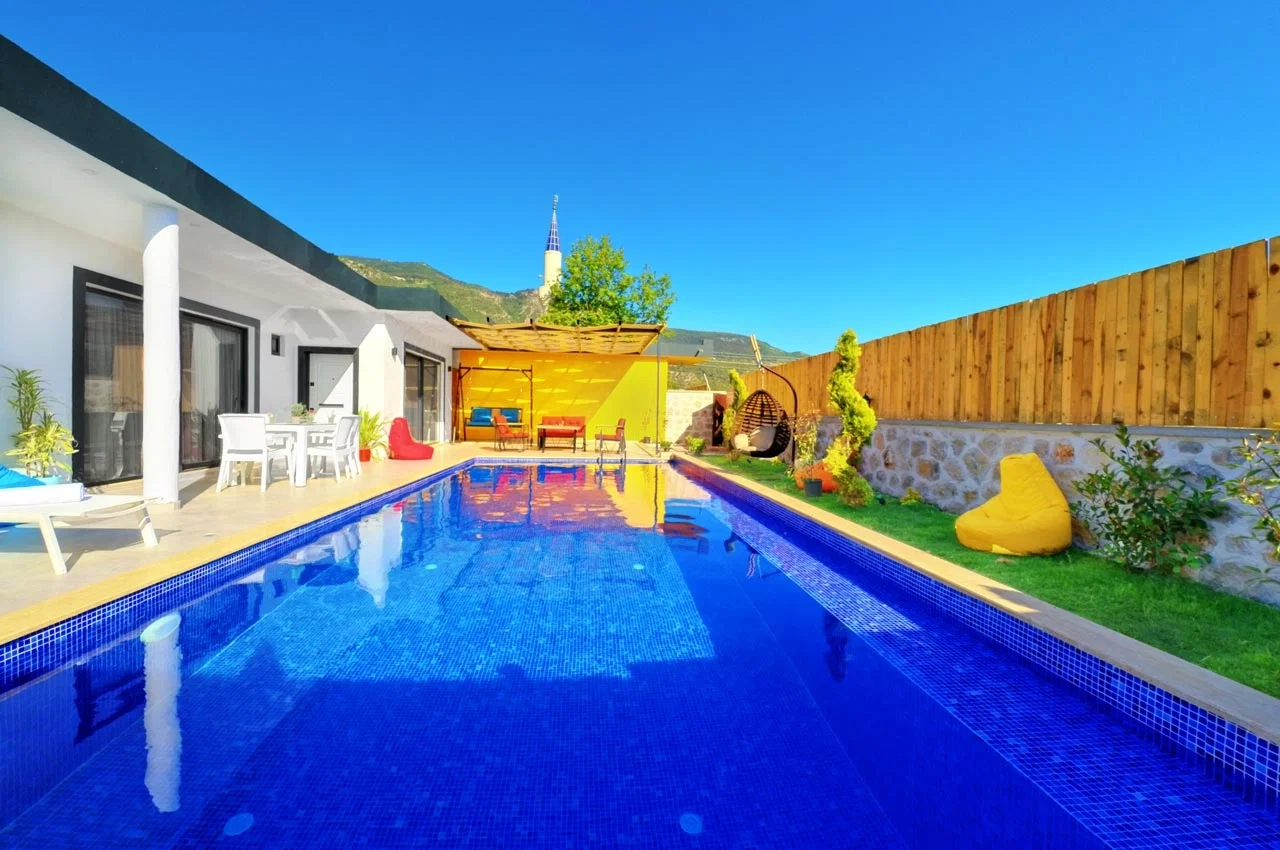 Çayköy’de Balayı Çiftlerine Uygun, Korunaklı Havuzlu, 2 Yatak Odalı, Kiralık Villa