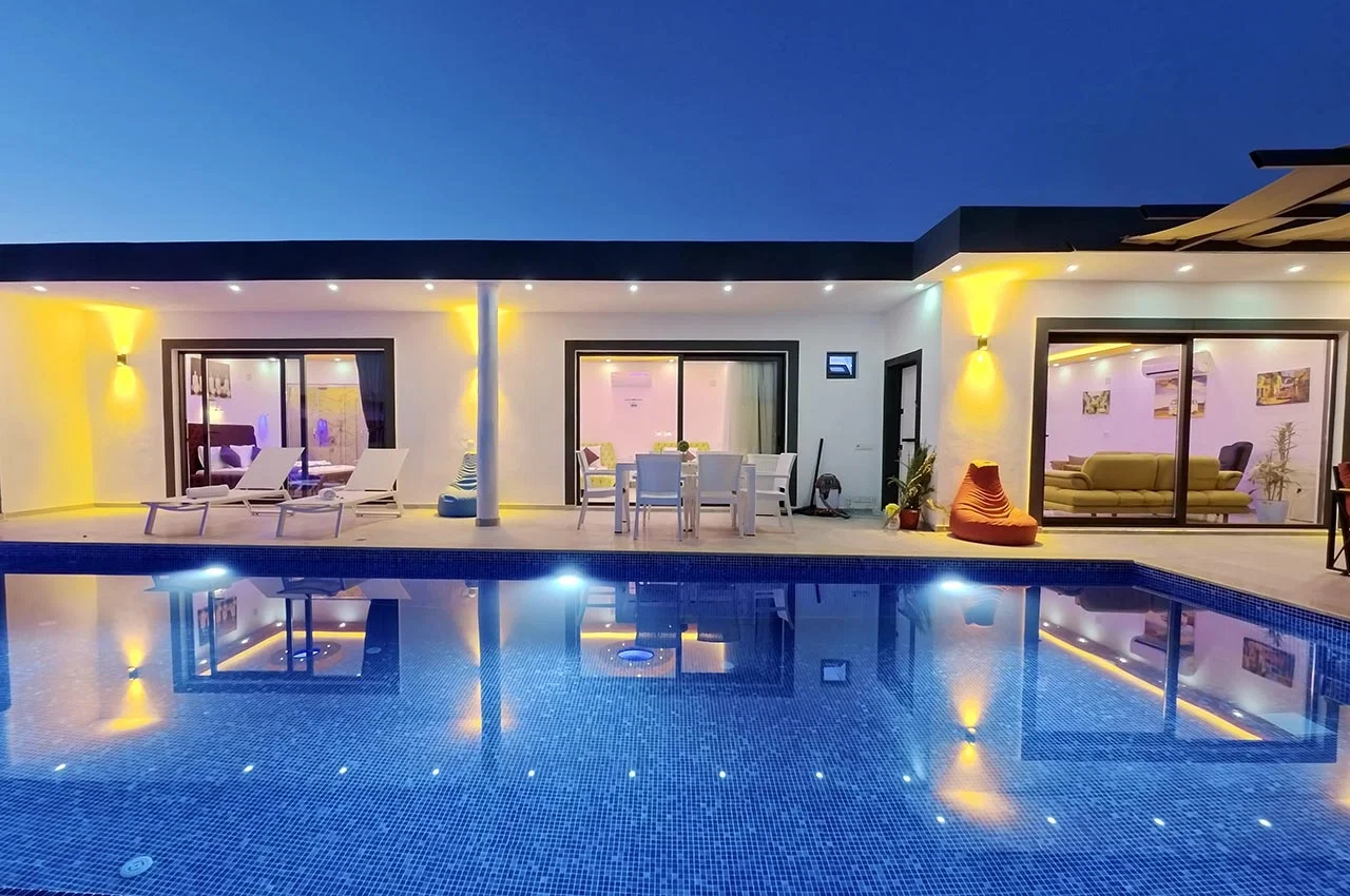 Çayköy’de Balayı Çiftlerine Uygun, Korunaklı Havuzlu, 2 Yatak Odalı, Kiralık Villa