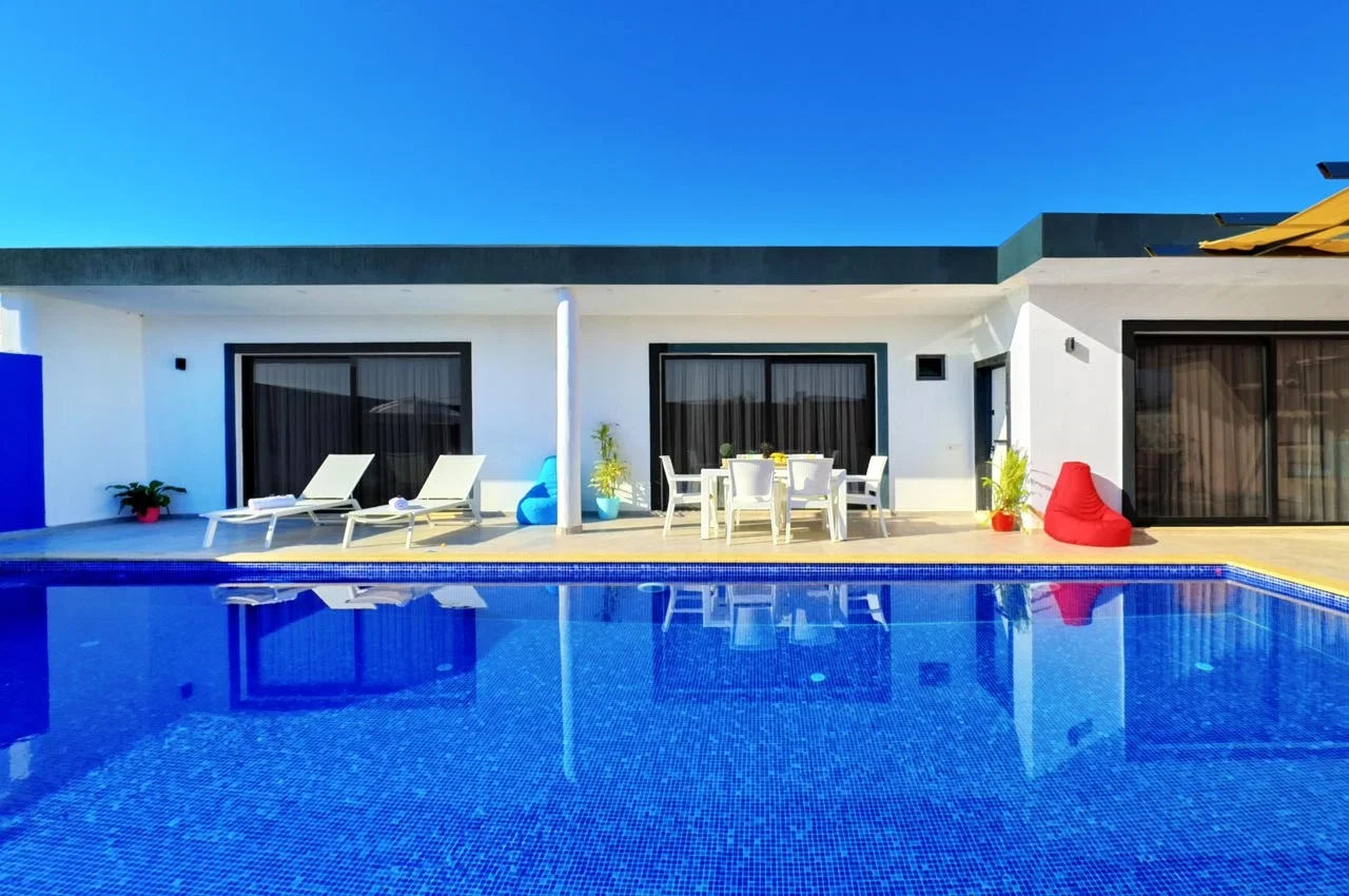 Çayköy’de Balayı Çiftlerine Uygun, Korunaklı Havuzlu, 2 Yatak Odalı, Kiralık Villa