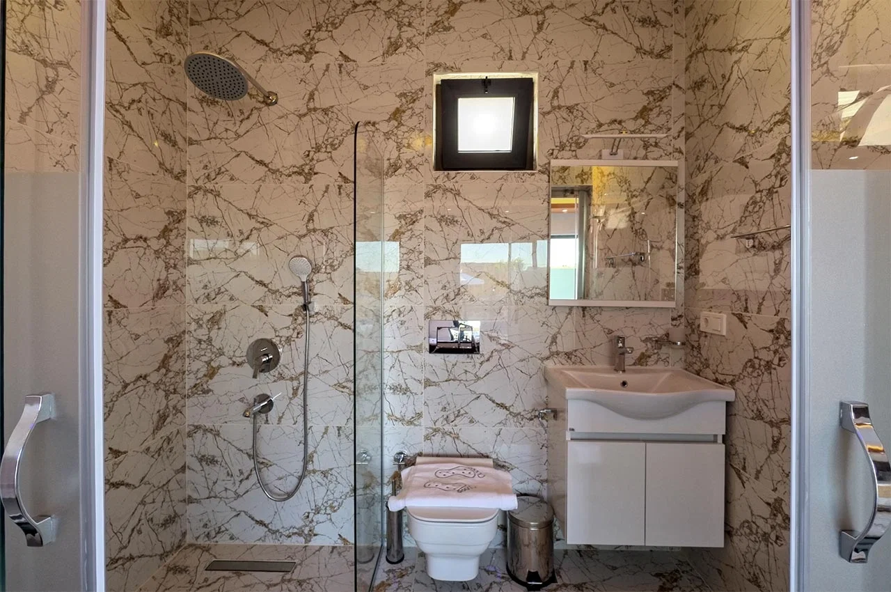 Çayköy’de Balayı Çiftlerine Uygun, Korunaklı Havuzlu, 2 Yatak Odalı, Kiralık Villa