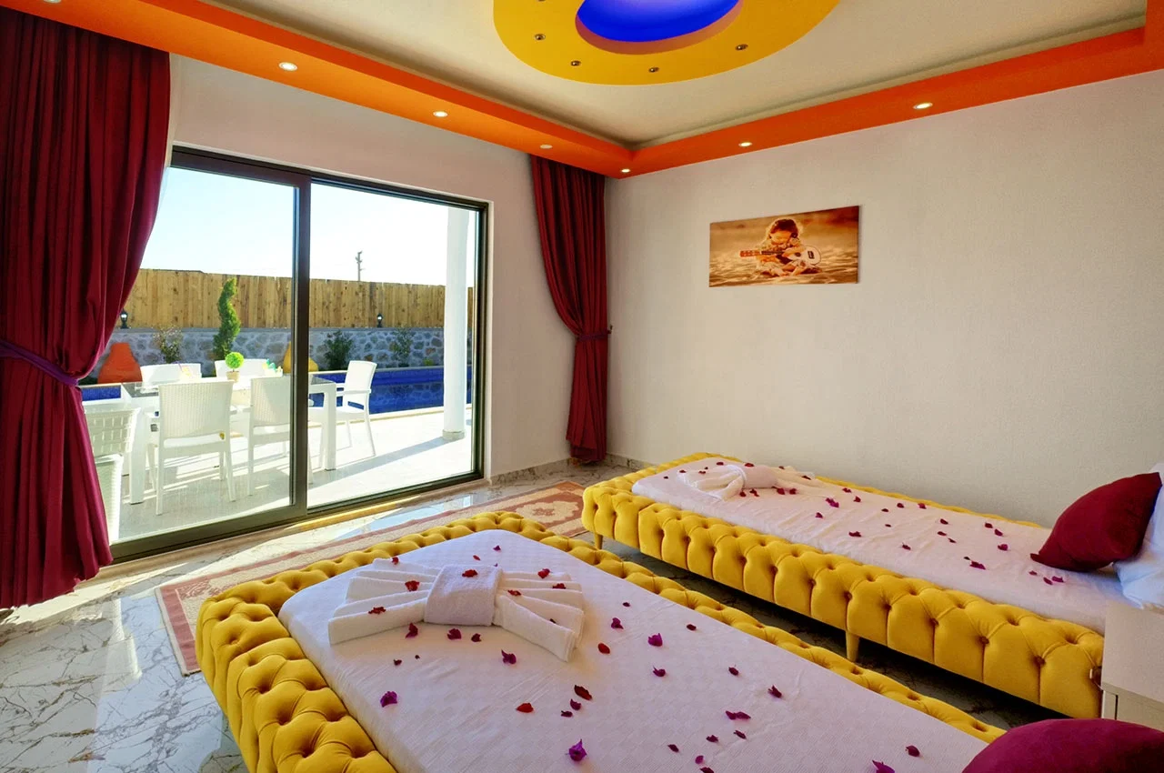 Çayköy’de Balayı Çiftlerine Uygun, Korunaklı Havuzlu, 2 Yatak Odalı, Kiralık Villa