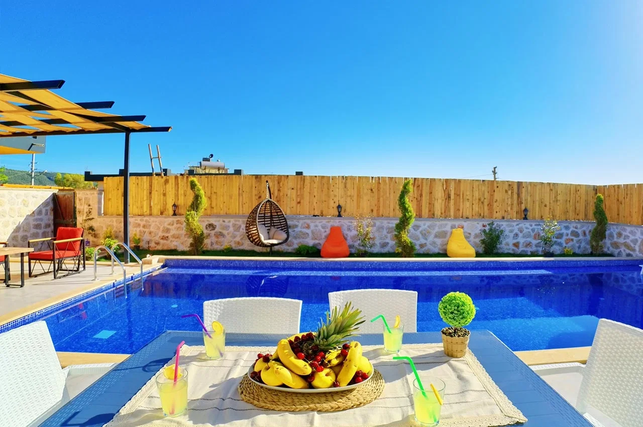 Çayköy’de Balayı Çiftlerine Uygun, Korunaklı Havuzlu, 2 Yatak Odalı, Kiralık Villa