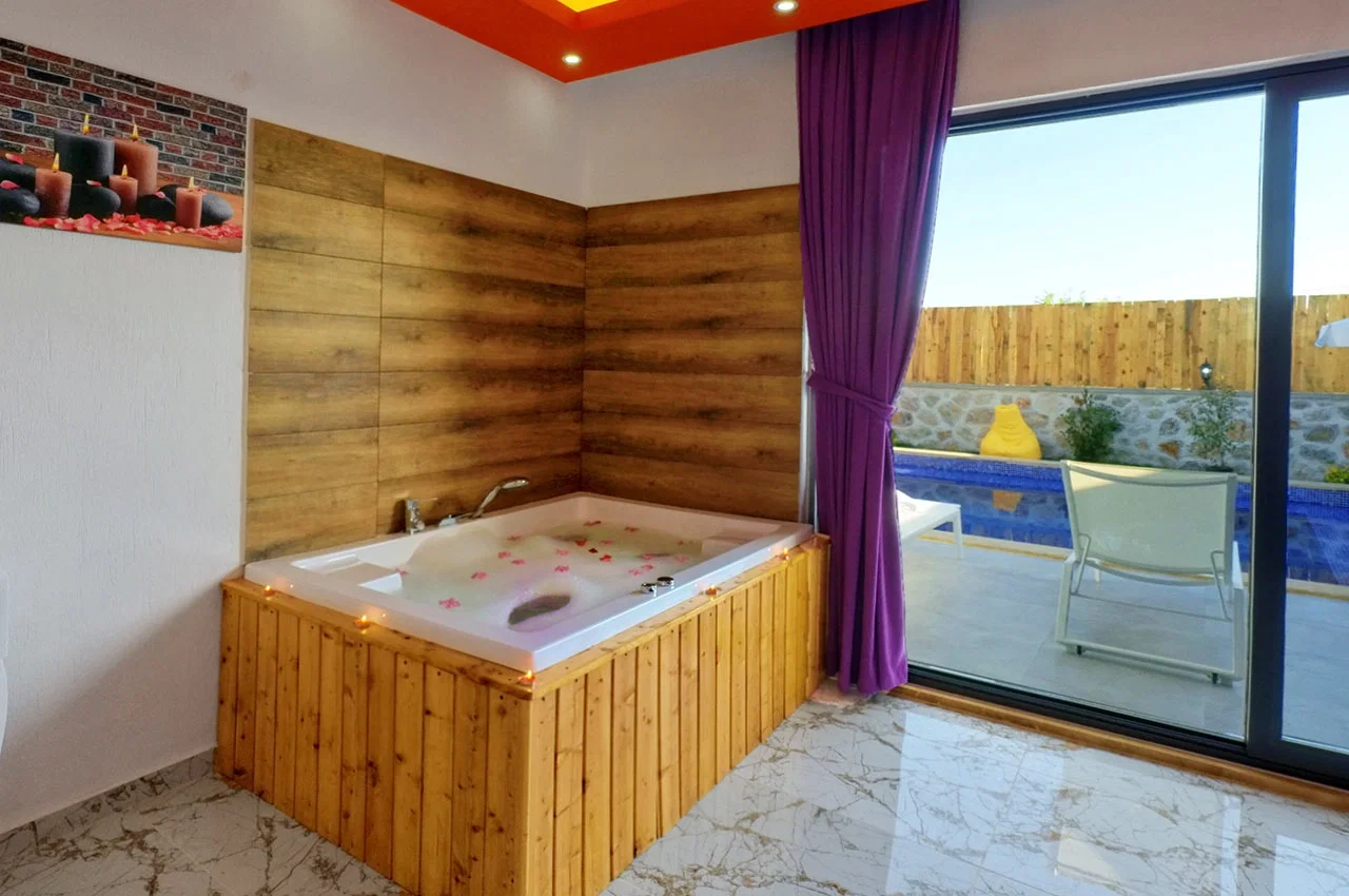 Çayköy’de Balayı Çiftlerine Uygun, Korunaklı Havuzlu, 2 Yatak Odalı, Kiralık Villa
