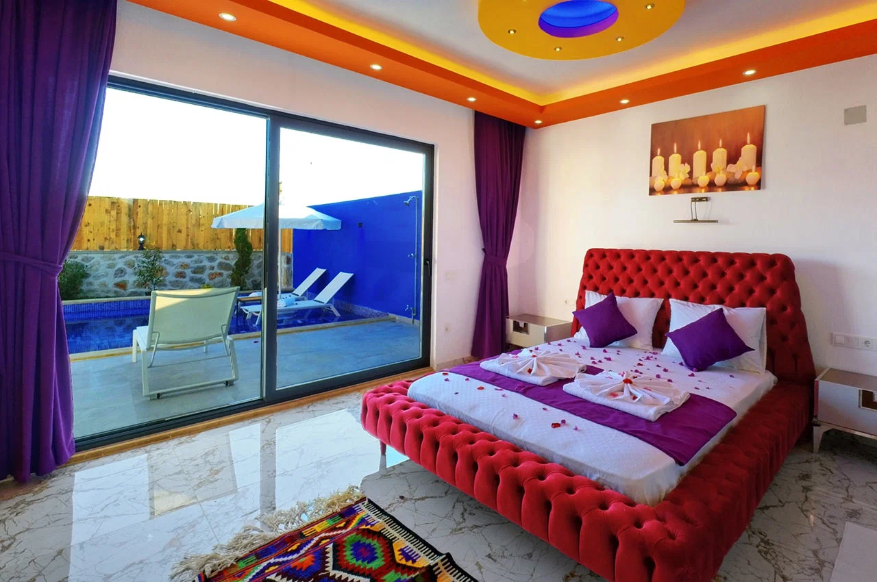 Çayköy’de Balayı Çiftlerine Uygun, Korunaklı Havuzlu, 2 Yatak Odalı, Kiralık Villa
