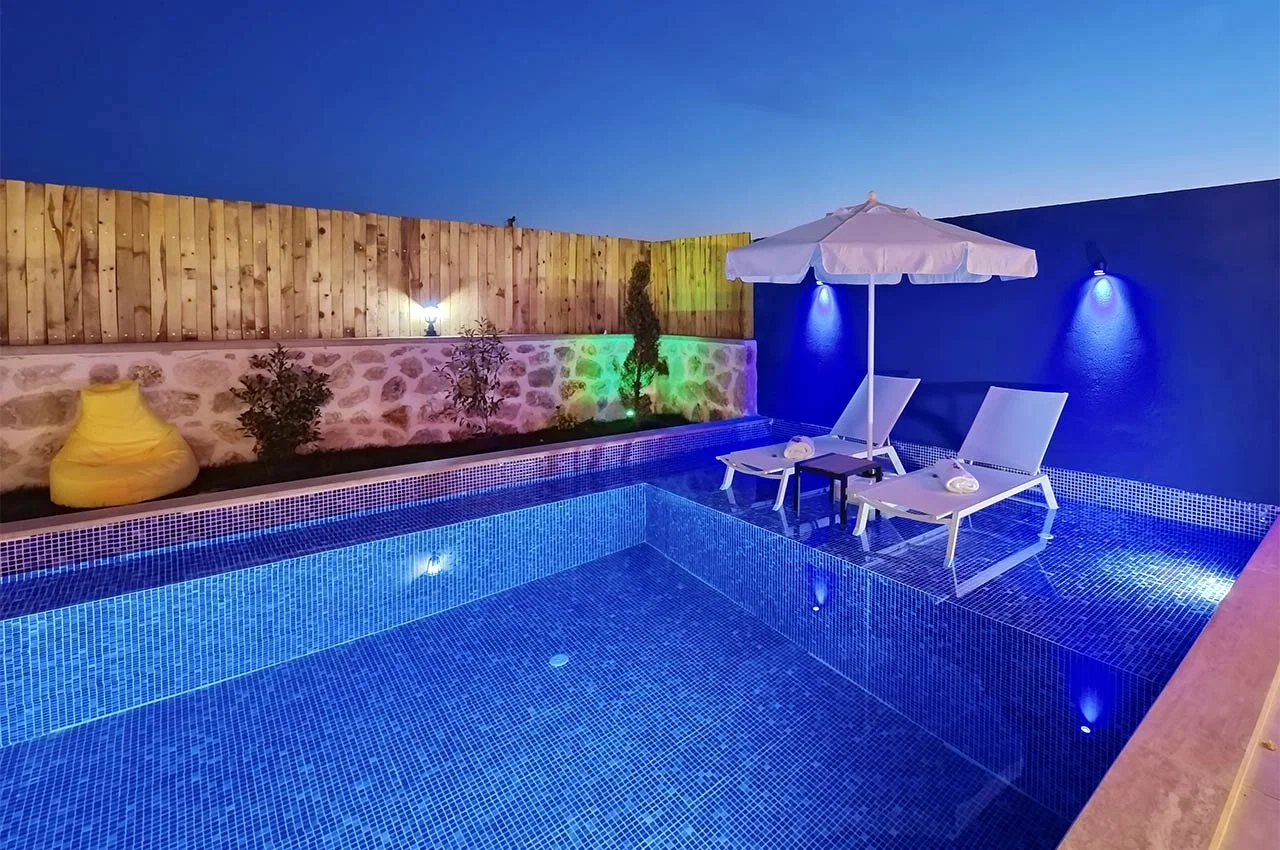 Çayköy’de Balayı Çiftlerine Uygun, Korunaklı Havuzlu, 2 Yatak Odalı, Kiralık Villa