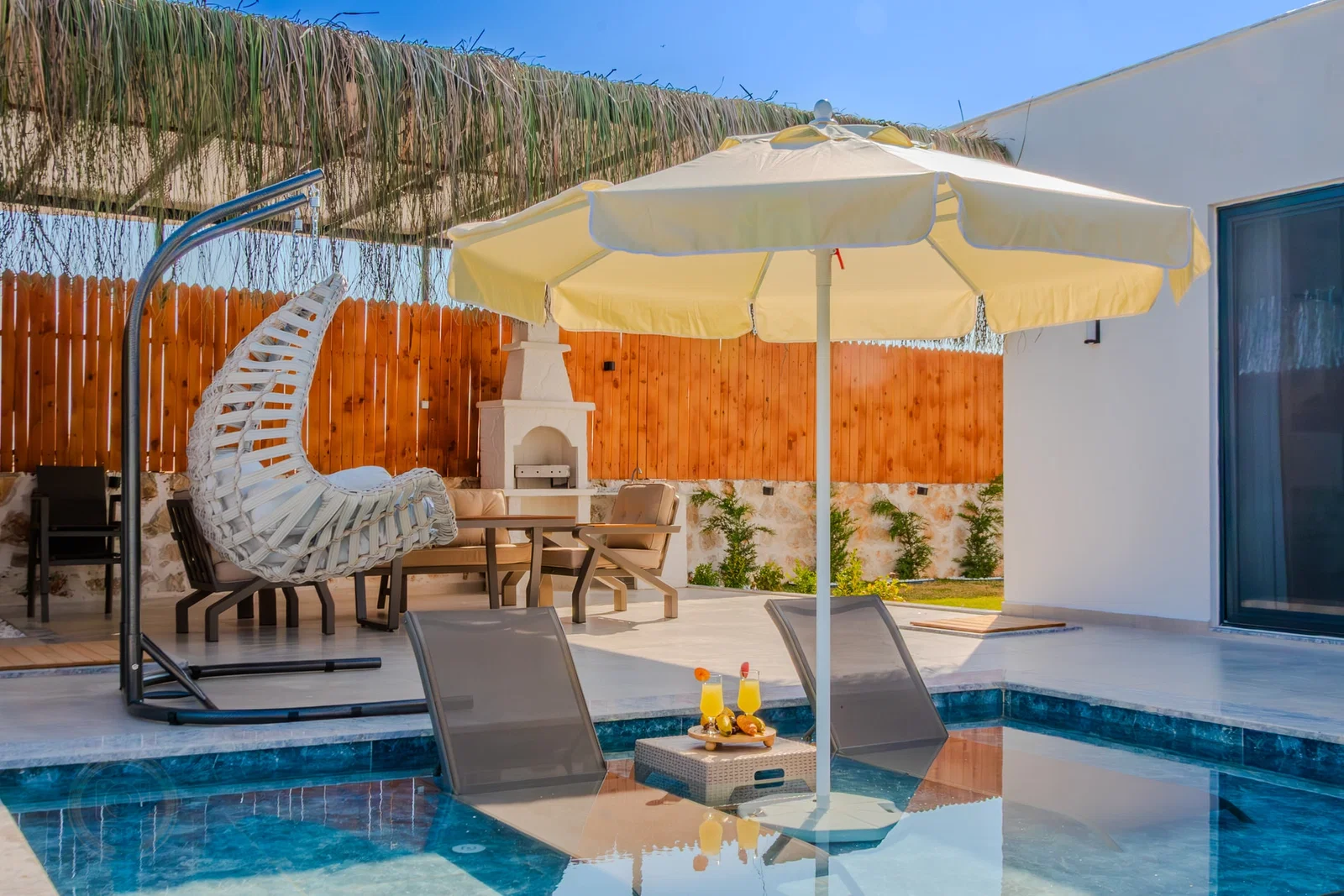 Çavdır’da Balayı Çiftlerine Uygun, Korunaklı Havuzlu, 2 Yatak Odalı, Kiralık Villa