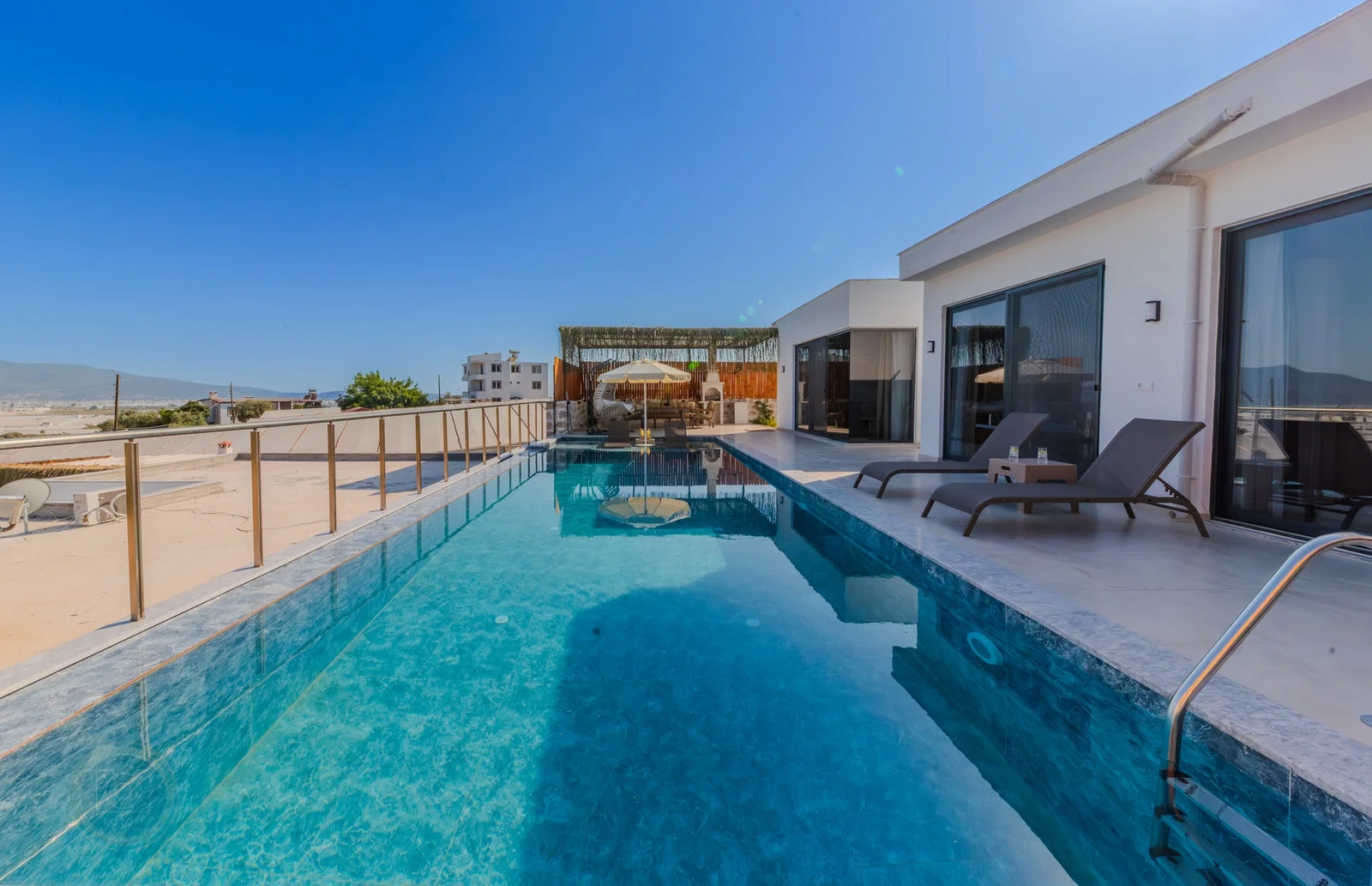 Çavdır’da Balayı Çiftlerine Uygun, Korunaklı Havuzlu, 2 Yatak Odalı, Kiralık Villa