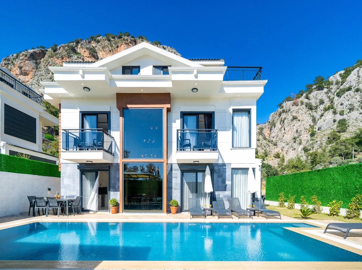 Göcek’te Sakin Konumda, Korunaklı Havuzlu, 8 Kişilik, Lüks Villa