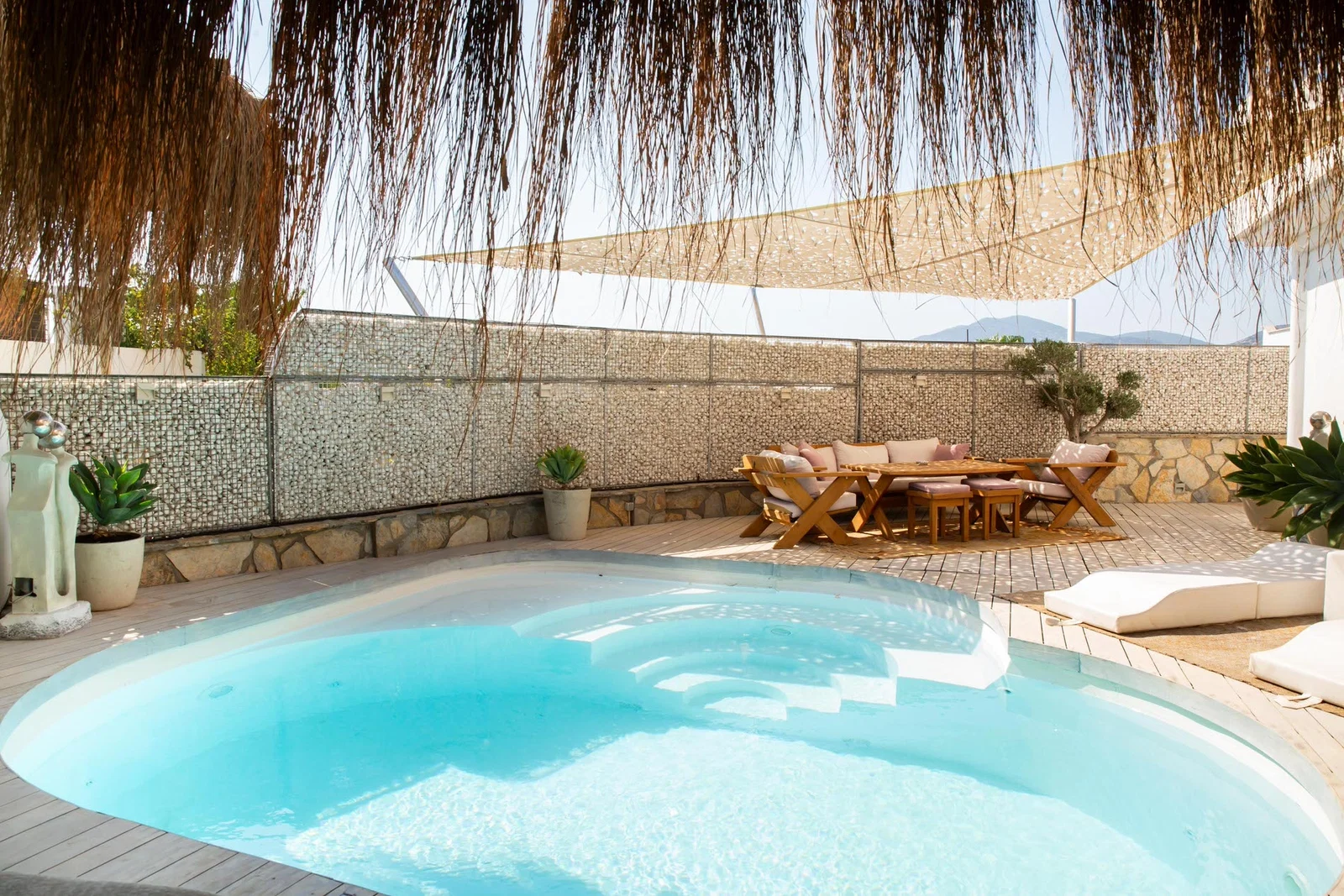 Bodrum’da Deniz Manzaralı, Korunaklı Havuzlu, Jakuzili, Kiralık Villa