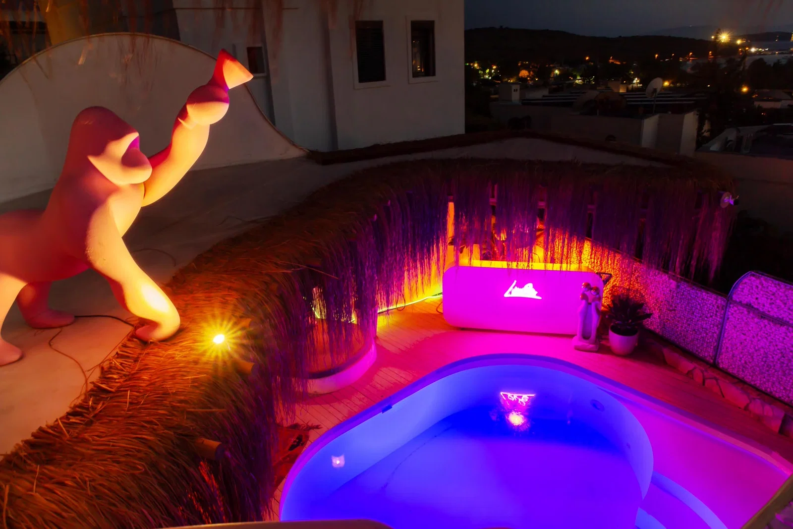 Bodrum’da Deniz Manzaralı, Korunaklı Havuzlu, Jakuzili, Kiralık Villa