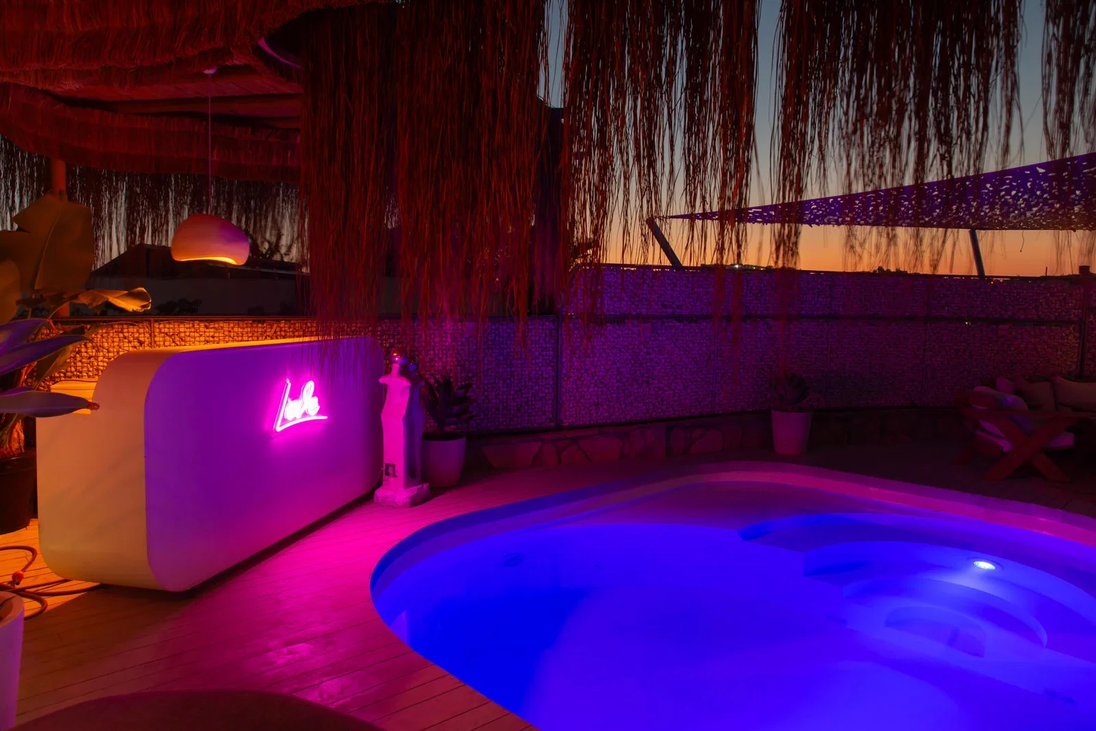 Bodrum’da Deniz Manzaralı, Korunaklı Havuzlu, Jakuzili, Kiralık Villa