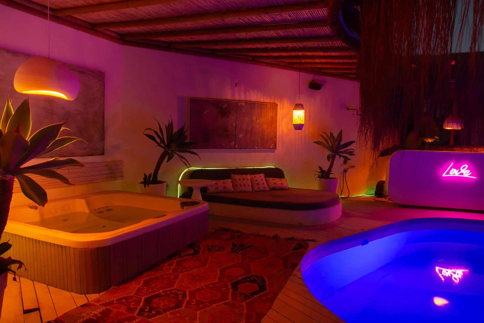 Bodrum’da Deniz Manzaralı, Korunaklı Havuzlu, Jakuzili, Kiralık Villa