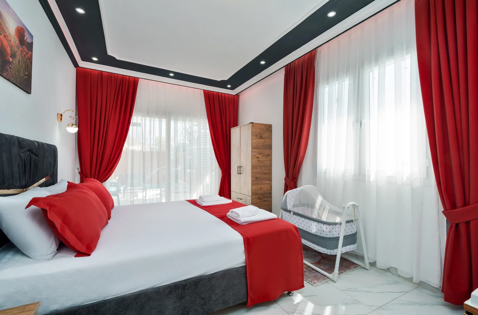 Çavdır’da Balayı Çiftlerine Uygun, Korunaklı Havuzlu, 5 Kişilik, Ekonomik Villa