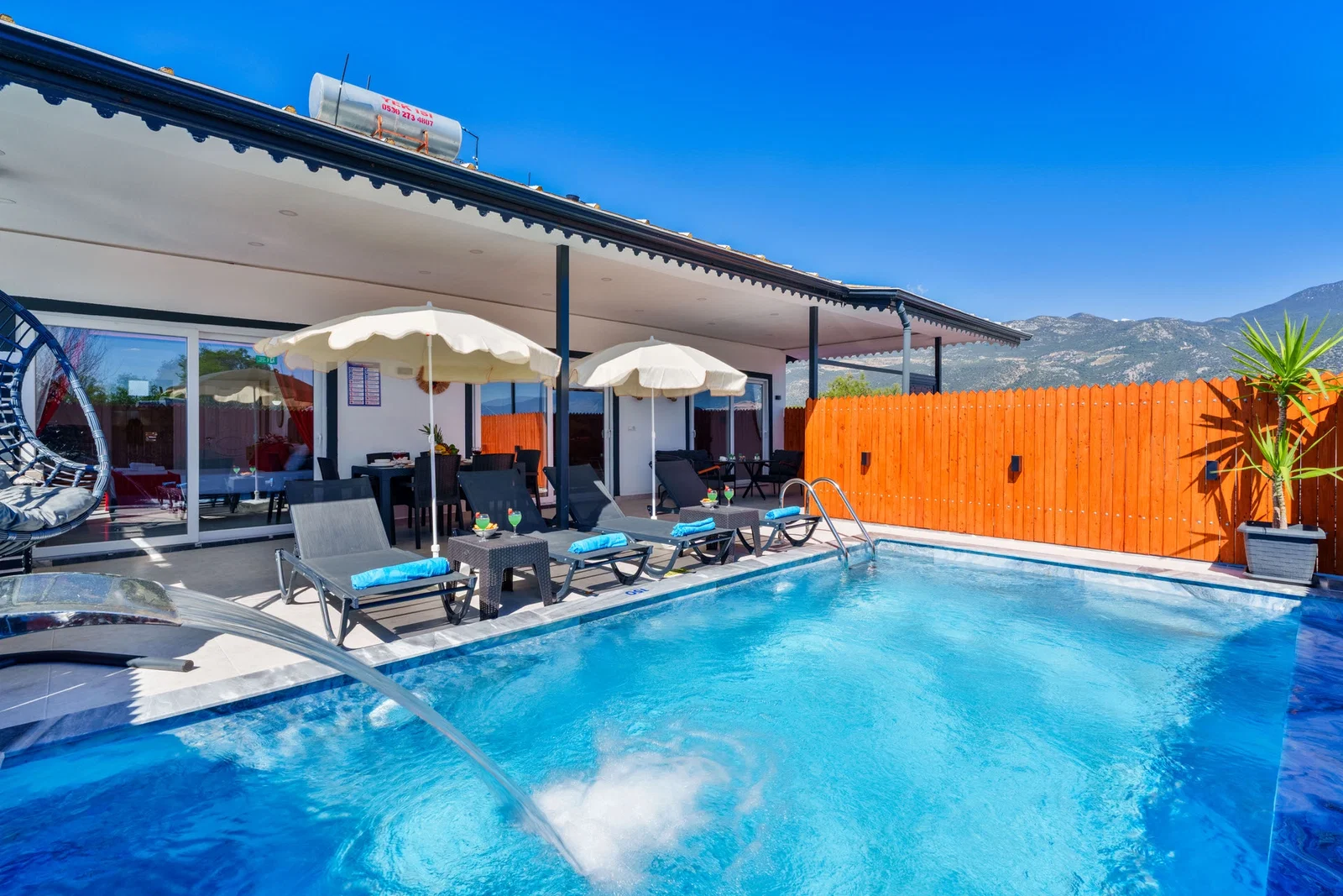 Çavdır’da Balayı Çiftlerine Uygun, Korunaklı Havuzlu, 5 Kişilik, Ekonomik Villa
