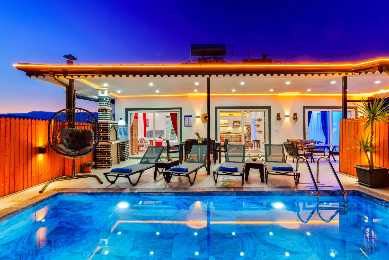 Çavdır’da Balayı Çiftlerine Uygun, Korunaklı Havuzlu, 5 Kişilik, Ekonomik Villa