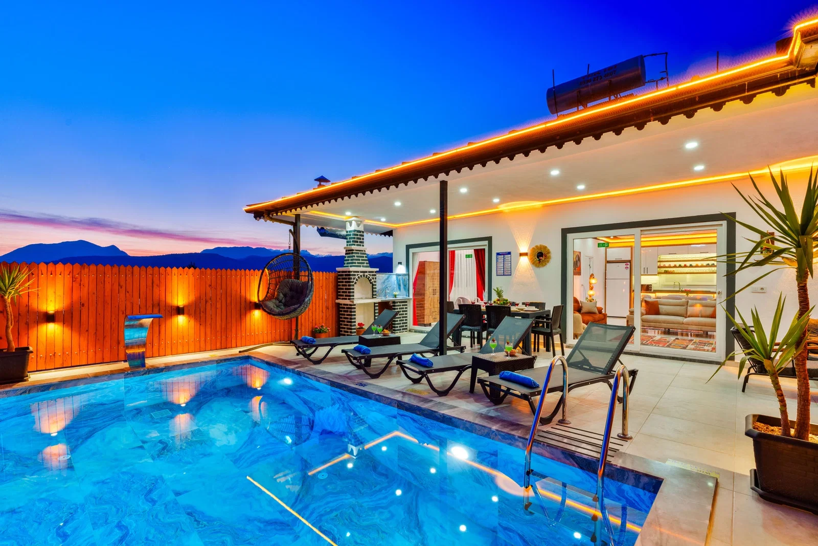 Çavdır’da Balayı Çiftlerine Uygun, Korunaklı Havuzlu, 5 Kişilik, Ekonomik Villa