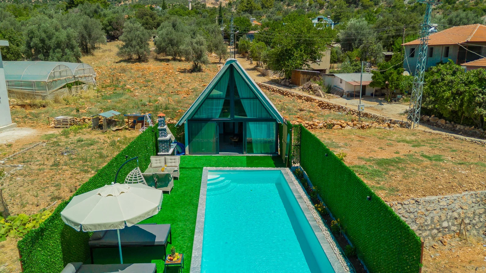 Çayköy’de Balayı Çiftlerine Uygun, Korunaklı Havuzlu, 1 Yatak Odalı, Ekonomik Villa